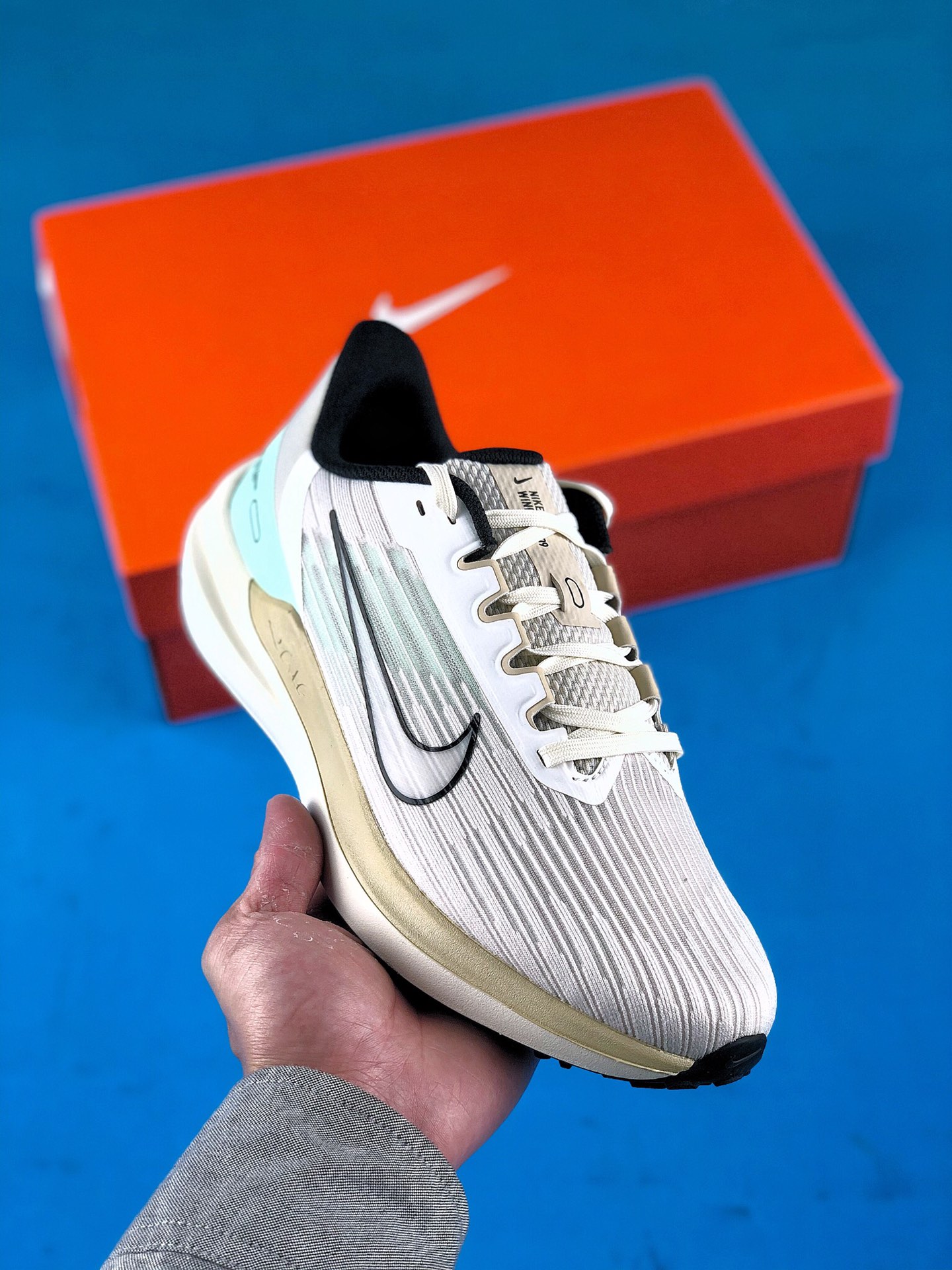 本地自取 支持放店
 Nike Air Zoom Winflo 9 白浅黄蒂夫尼绿·
该鞋款采用改良版网眼布和增加泡棉设计，专为驾驭耐力跑而设计，出色的缓震性能可助力你心无旁骛专注跑步。
货号:DV9121-011
Size:36 36.5 37.5 38 38.5 39 40 40.5 41 42 42.5 43 44 44.5 45