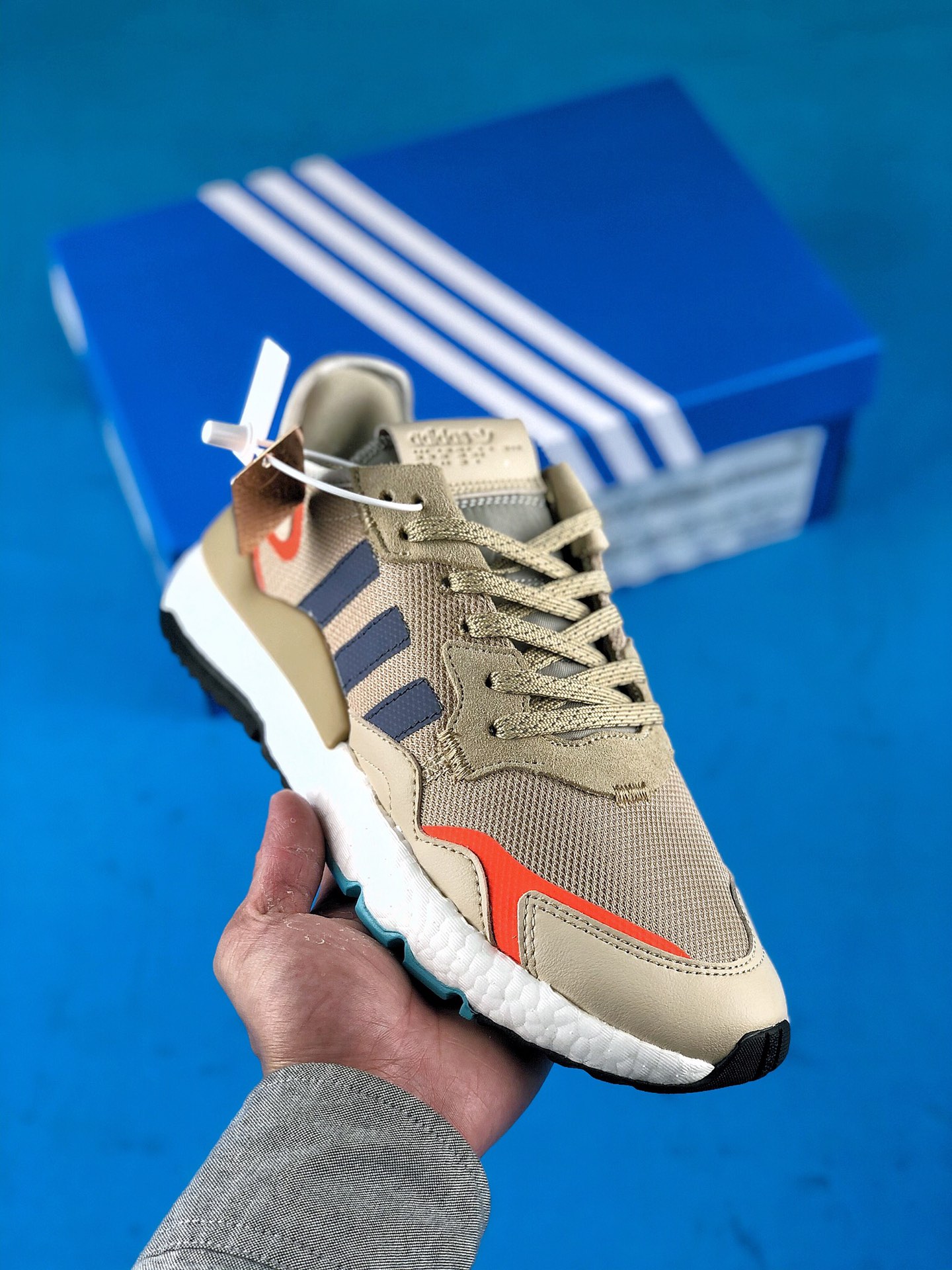 本地自取  终端放店
阿迪达斯/Adidas Nite Jogger 三叶草 夜行者 
复古跑鞋原厂材料 原厂大底 私家独模 网布搭配头层皮拼接打造鞋面 极具复古风格鞋头及鞋跟点缀3M反光设计极为亮眼中底采用全掌 Boost 科技，厚度相当可观，脚感极佳
货号：FW6703
尺码：36 36.5 37 38 38.5 39 40 40.5 41 42 42.5 43 44 44.5 45