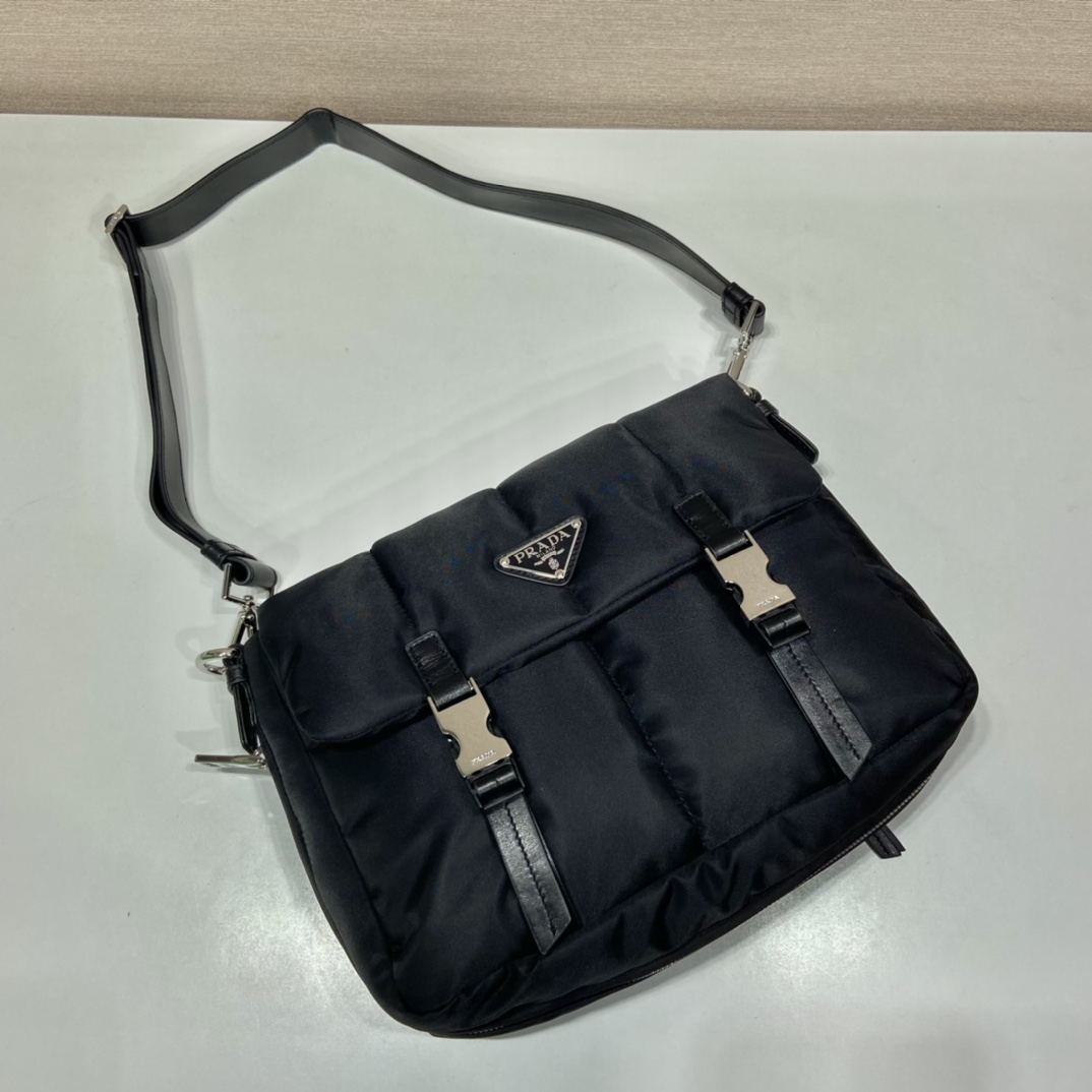 💰660🎉中古邮差包🎉1BH618🎉🎉
这款中古邮差采用进尼龙布料，顶级五金，整体低调奢华又百搭，配有可拆卸小牛皮长肩带。底部为拉琏收缩设计。太完美了😘男女通用款，简约大气，又是一款永久不过时暴款🎉🎉喜欢宝宝们，赶紧入手吧🎉🎉
长27x高23x底10/打开13cm🎉🎉🎉👏👏👏

