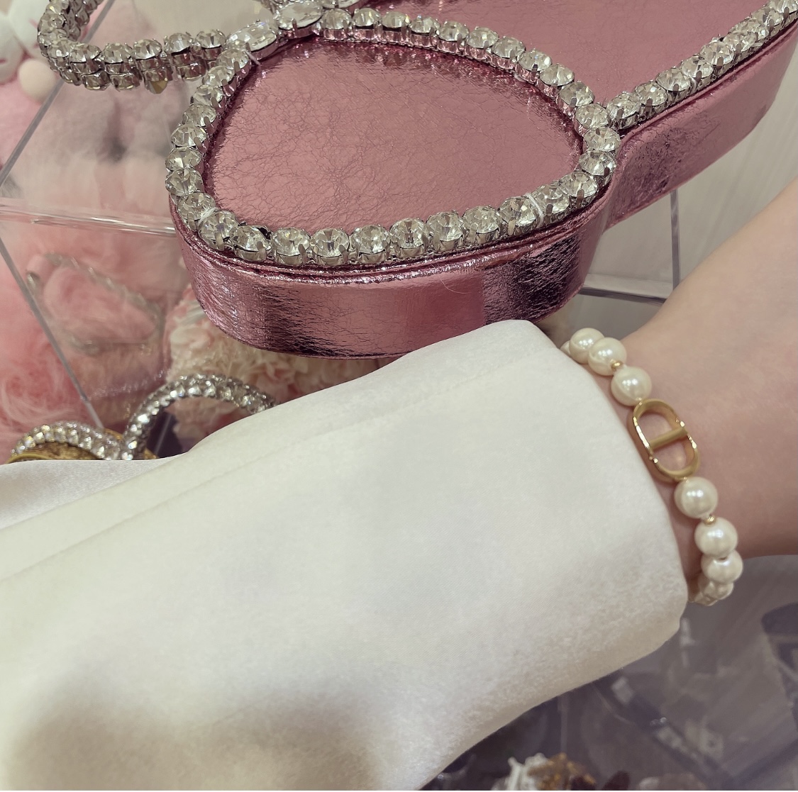 NO:635910,Classic CD Bai Fumei Pearl Necklace Clavicle Chain Bracelet The pearls are silky and plump, gradually changing in size. Super versatile and elegant. A set of bracelets and necklaces can be worn with eyes closed. No matter the occasion, it looks good no matter how you match it. Customized pearls made of brass. Necklace 88200, bracelet, necklace, bracelet, Cardia high-end jewelry19860909经典CD 白富美珍珠项链锁骨链 手链 珍珠颗颗丝滑饱满 呈渐变大小 超级百搭优雅 手链项链一套搭配闭眼入 不挑场合 怎么搭配都好看出片 黄铜材质定制珍珠 项链88200,手链,,necklace,bracelet,卡迪亚高端饰品,Jewelry