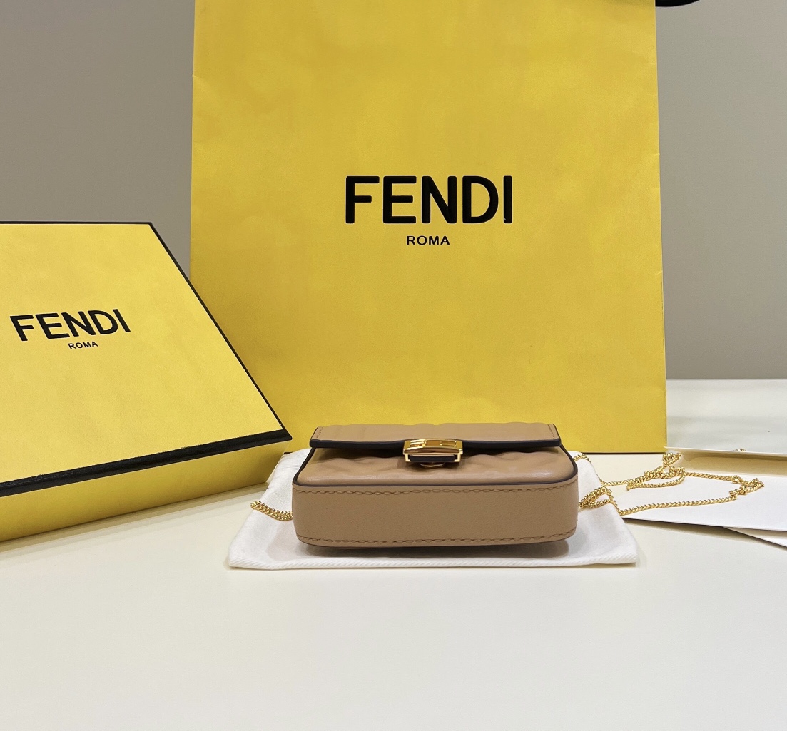 Fendi nano baguette 柔软细腻小羊皮 配长链条肩带