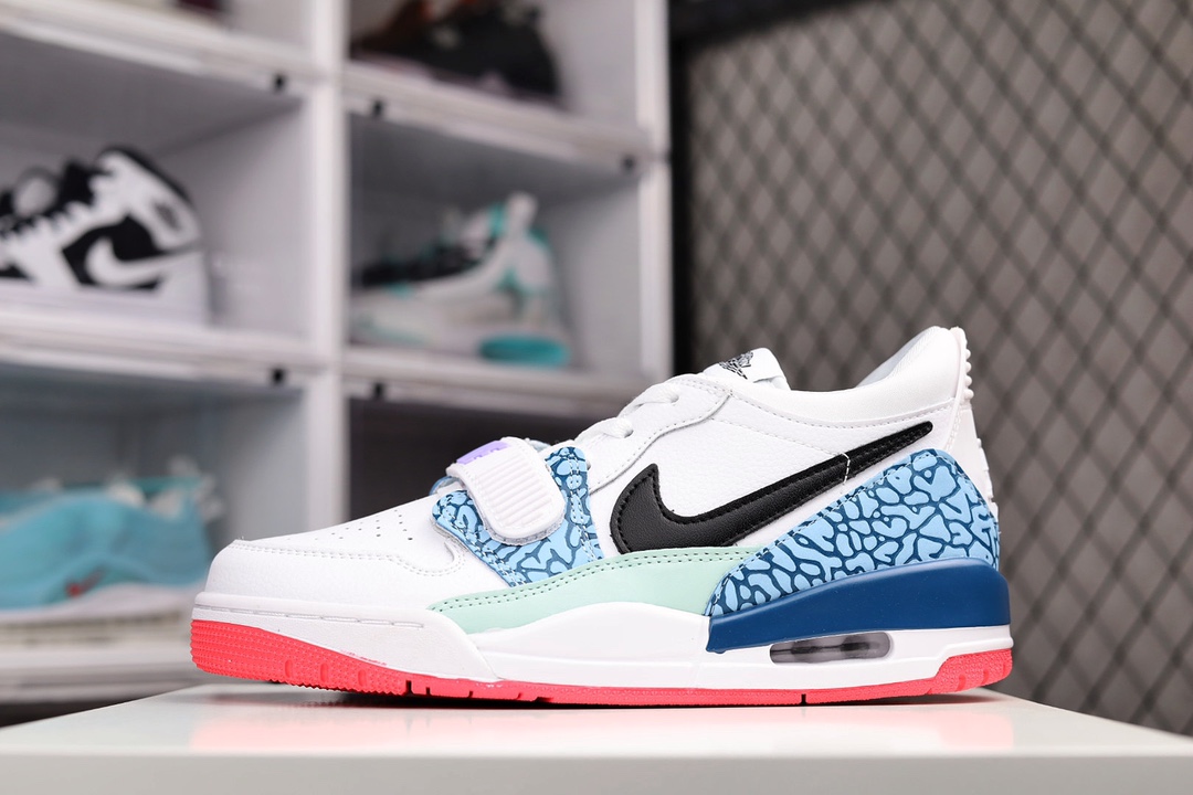 H0 公司级 Air Jordan Legacy 312 全新配色有着交错结合的设计，它的名字就展现出它所包含的鞋款元素，312 分别对应了 Air Jordan 3、Air Jordan 1 和 Air Trainer 2，将这三双经典又有不俗人气的鞋款融合，“最强三合一” 的名称由此得来×996PQ