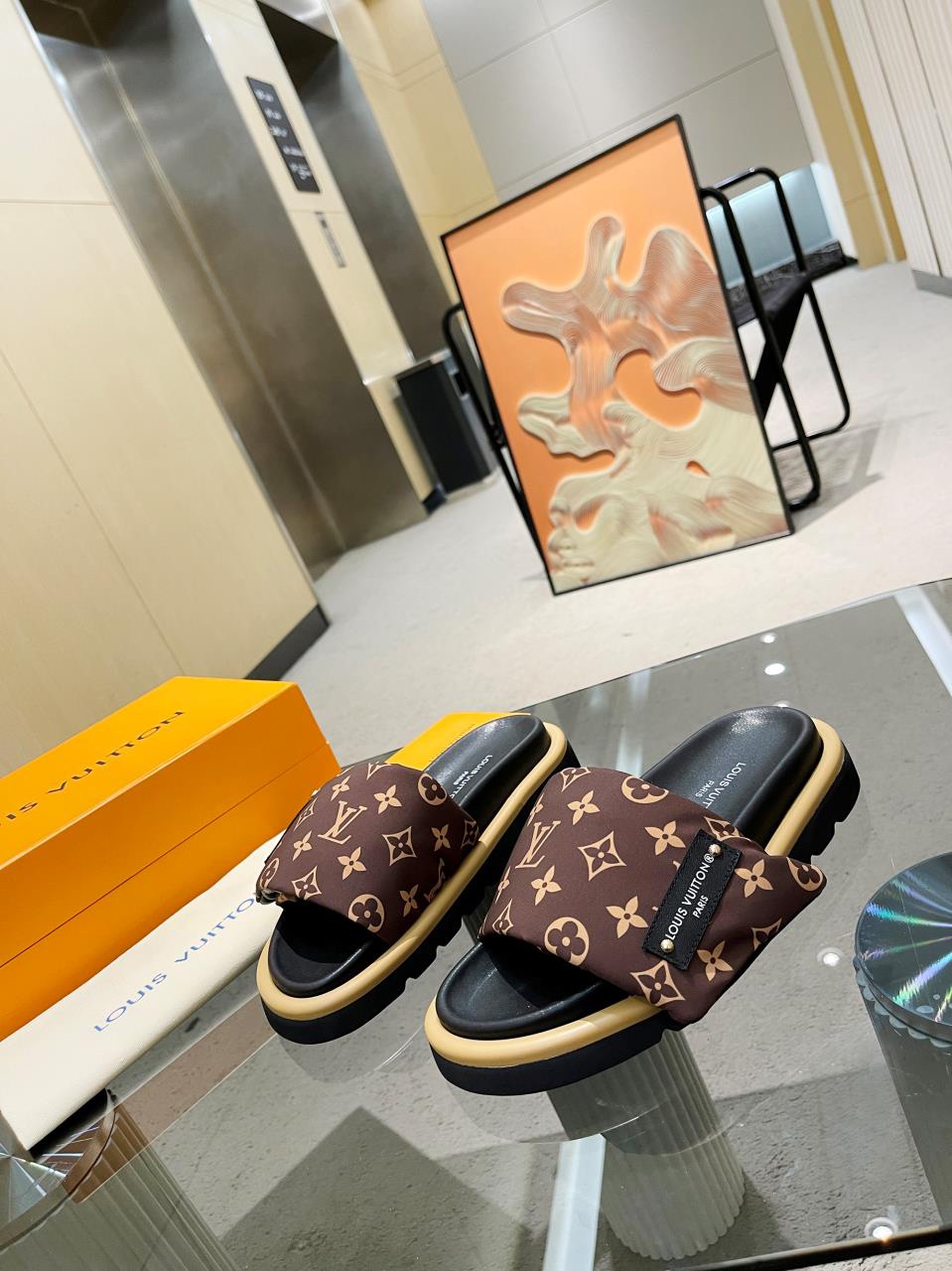 NO:236453,[Couple Model] LOUIS VUITTON | Louis Vuitton 2025 Four Generation King Series The latest popular Velcro series in spring and summer... Couple Model Thick-soled Slippers, Purchase Level Rare Products New This is the favorite of celebrities and internet celebrities. A simple and elegant sandal. A good model that can’t be opened at a glance!  The effect of thick sole heightening. The elongated legs immediately comes with exquisite and low-key luxury. Whether it is dressed in skirts or trousers, it has awesomeness. ━━━━━━━━━━━━━━━━━━━━━━━━━━━━━━━━━━━━━━━━━━━━━━━━━━━━━━━━━━━━━━━━━━━━━━━━━━━━━━━━━━━━━━━━━━━━━━━━━━━━━━━━━━━━━━━━━━━━━━━━━━━━━━━━━━━━━━━━━━━━━━━━━━━━━━━━━━�19860909【情侣款】 LOUIS VUITTON | 路易威登2025四代王系列 2025春夏最新爆款魔术贴系列……情侣款厚底拖鞋 代购级别稀品上新 此款是明星大网红的最爱 简约大气的一款凉鞋 一眼就挪不开眼的好款！厚底增高的效果 上脚马上自带拉长腿功能精致又显低调奢华 无论 裙装、裤装搭配都超有气场 ━━━━━ t ━━━━━ 鞋面LV老花布羽绒棉 大底原版开模大底 鞋码: 35-45 底高4.5cm 原版全套礼盒包装,拖鞋,louis vuitton,louis vuitton,louis vuitton,sandals,slippers,skirts,down jacket,Women's Shoes