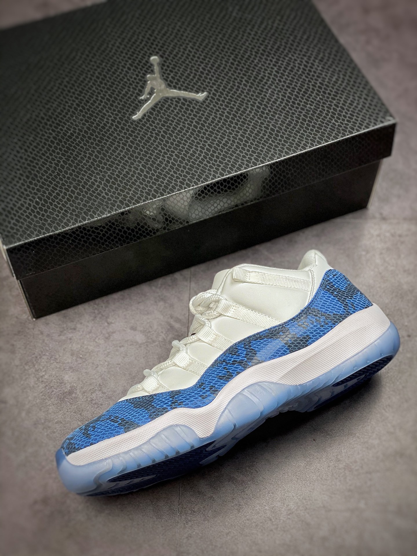 330 #完美打造 Air Jordan AJ11 Low 蓝蛇纹 CD6846-102