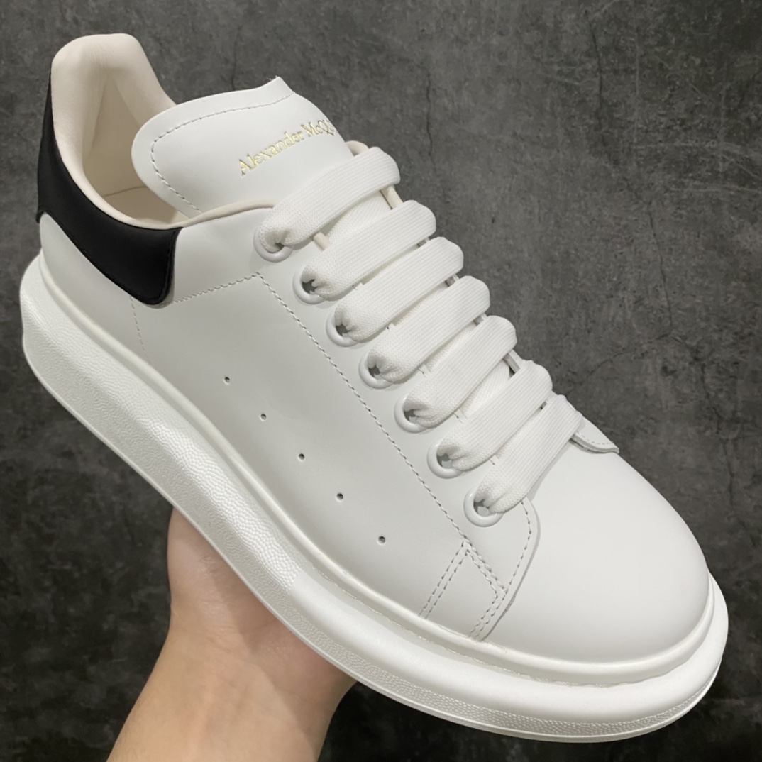 图片[4]-全市场最好的麦昆 没有之一 秒杀真正做到市场所有版本‼️ 全配色合集 核心终端放货 Alexander McQueen/亚历山大麦昆 松糕鞋厚底增高小白鞋 全新升级20几个细节 全新防伪线技术装置 吊打市面所有版本 独家引进海外专供批次 独特礼盒包装 官方同步配色 全码现货 市场最高版本 随意对比任何版本进口丝绸亚光原版正品 水染羊皮内里 牛皮垫脚 回弹度到位 耐磨又舒适 鞋底厚4.5cm 全套原版包装 配件齐全 官方一致 凹凸定制正品原盒包装 右脚鞋舌嵌入防伪芯片装置 外盒鞋标官方二维码扫码+防伪芯片 双重外包装超级防护 尺码：35 36 37 38 39 40 41 42 43 44-选品中心