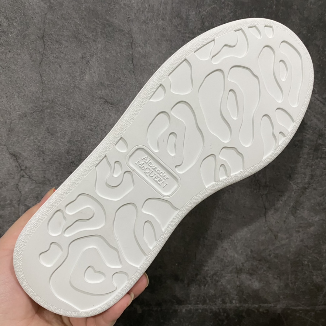 图片[8]-全市场最好的麦昆 没有之一 秒杀真正做到市场所有版本‼️ 全配色合集 核心终端放货 Alexander McQueen/亚历山大麦昆 松糕鞋厚底增高小白鞋 全新升级20几个细节 全新防伪线技术装置 吊打市面所有版本 独家引进海外专供批次 独特礼盒包装 官方同步配色 全码现货 市场最高版本 随意对比任何版本进口丝绸亚光原版正品 水染羊皮内里 牛皮垫脚 回弹度到位 耐磨又舒适 鞋底厚4.5cm 全套原版包装 配件齐全 官方一致 凹凸定制正品原盒包装 右脚鞋舌嵌入防伪芯片装置 外盒鞋标官方二维码扫码+防伪芯片 双重外包装超级防护 尺码：35 36 37 38 39 40 41 42 43 44-选品中心