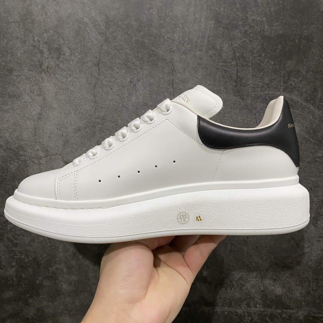 图片[2]-全市场最好的麦昆 没有之一 秒杀真正做到市场所有版本‼️ 全配色合集 核心终端放货 Alexander McQueen/亚历山大麦昆 松糕鞋厚底增高小白鞋 全新升级20几个细节 全新防伪线技术装置 吊打市面所有版本 独家引进海外专供批次 独特礼盒包装 官方同步配色 全码现货 市场最高版本 随意对比任何版本进口丝绸亚光原版正品 水染羊皮内里 牛皮垫脚 回弹度到位 耐磨又舒适 鞋底厚4.5cm 全套原版包装 配件齐全 官方一致 凹凸定制正品原盒包装 右脚鞋舌嵌入防伪芯片装置 外盒鞋标官方二维码扫码+防伪芯片 双重外包装超级防护 尺码：35 36 37 38 39 40 41 42 43 44-选品中心