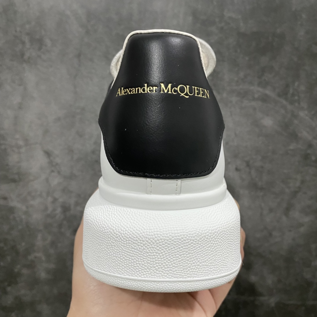 图片[3]-全市场最好的麦昆 没有之一 秒杀真正做到市场所有版本‼️ 全配色合集 核心终端放货 Alexander McQueen/亚历山大麦昆 松糕鞋厚底增高小白鞋 全新升级20几个细节 全新防伪线技术装置 吊打市面所有版本 独家引进海外专供批次 独特礼盒包装 官方同步配色 全码现货 市场最高版本 随意对比任何版本进口丝绸亚光原版正品 水染羊皮内里 牛皮垫脚 回弹度到位 耐磨又舒适 鞋底厚4.5cm 全套原版包装 配件齐全 官方一致 凹凸定制正品原盒包装 右脚鞋舌嵌入防伪芯片装置 外盒鞋标官方二维码扫码+防伪芯片 双重外包装超级防护 尺码：35 36 37 38 39 40 41 42 43 44-选品中心