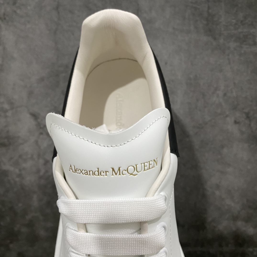 图片[9]-全市场最好的麦昆 没有之一 秒杀真正做到市场所有版本‼️ 全配色合集 核心终端放货 Alexander McQueen/亚历山大麦昆 松糕鞋厚底增高小白鞋 全新升级20几个细节 全新防伪线技术装置 吊打市面所有版本 独家引进海外专供批次 独特礼盒包装 官方同步配色 全码现货 市场最高版本 随意对比任何版本进口丝绸亚光原版正品 水染羊皮内里 牛皮垫脚 回弹度到位 耐磨又舒适 鞋底厚4.5cm 全套原版包装 配件齐全 官方一致 凹凸定制正品原盒包装 右脚鞋舌嵌入防伪芯片装置 外盒鞋标官方二维码扫码+防伪芯片 双重外包装超级防护 尺码：35 36 37 38 39 40 41 42 43 44-选品中心