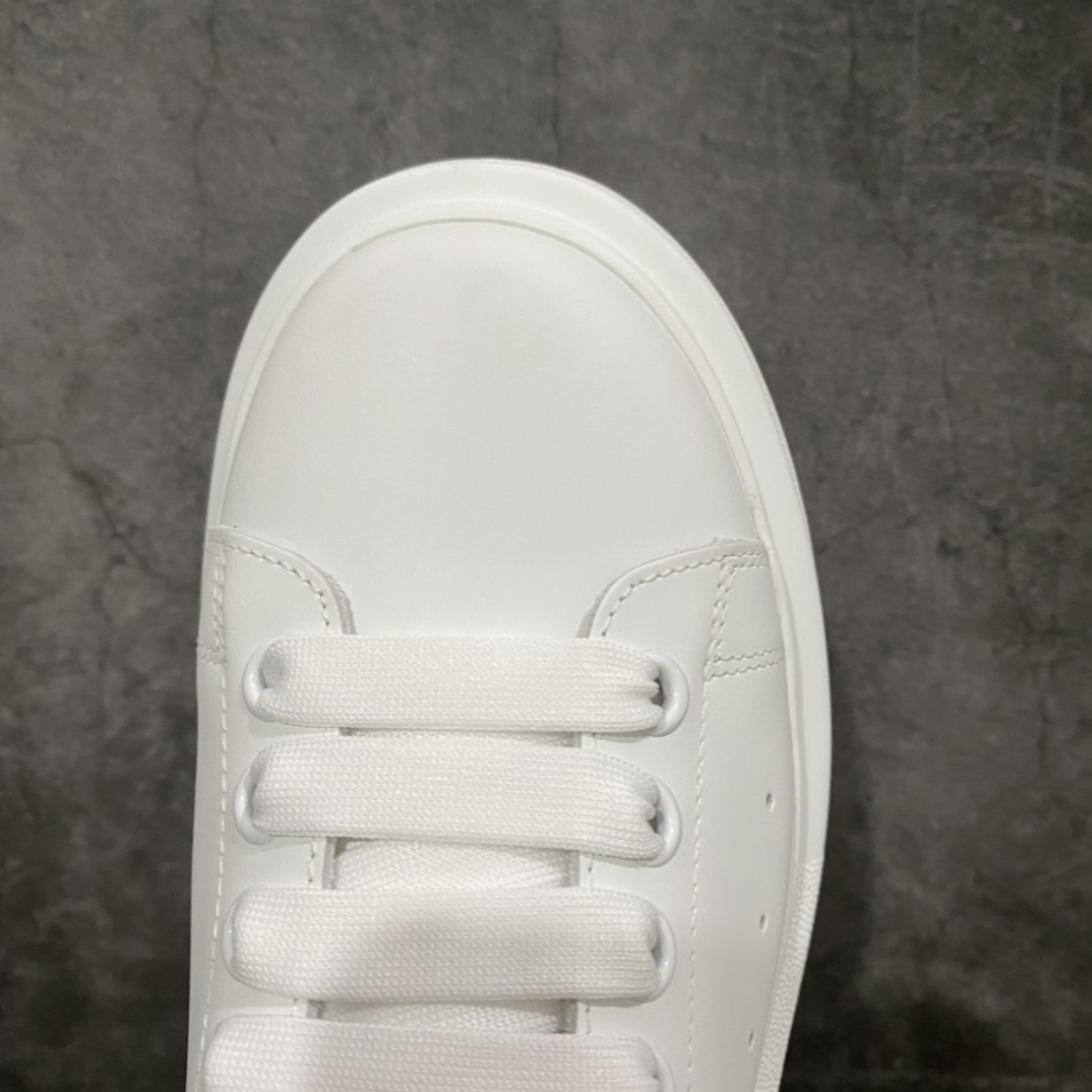 图片[5]-全市场最好的麦昆 没有之一 秒杀真正做到市场所有版本‼️ 全配色合集 核心终端放货 Alexander McQueen/亚历山大麦昆 松糕鞋厚底增高小白鞋 全新升级20几个细节 全新防伪线技术装置 吊打市面所有版本 独家引进海外专供批次 独特礼盒包装 官方同步配色 全码现货 市场最高版本 随意对比任何版本进口丝绸亚光原版正品 水染羊皮内里 牛皮垫脚 回弹度到位 耐磨又舒适 鞋底厚4.5cm 全套原版包装 配件齐全 官方一致 凹凸定制正品原盒包装 右脚鞋舌嵌入防伪芯片装置 外盒鞋标官方二维码扫码+防伪芯片 双重外包装超级防护 尺码：35 36 37 38 39 40 41 42 43 44-选品中心