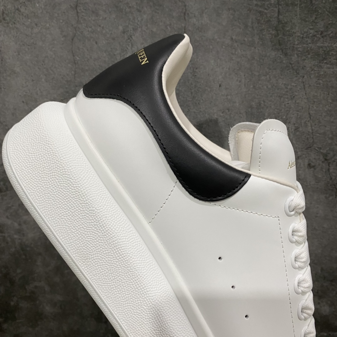 图片[7]-全市场最好的麦昆 没有之一 秒杀真正做到市场所有版本‼️ 全配色合集 核心终端放货 Alexander McQueen/亚历山大麦昆 松糕鞋厚底增高小白鞋 全新升级20几个细节 全新防伪线技术装置 吊打市面所有版本 独家引进海外专供批次 独特礼盒包装 官方同步配色 全码现货 市场最高版本 随意对比任何版本进口丝绸亚光原版正品 水染羊皮内里 牛皮垫脚 回弹度到位 耐磨又舒适 鞋底厚4.5cm 全套原版包装 配件齐全 官方一致 凹凸定制正品原盒包装 右脚鞋舌嵌入防伪芯片装置 外盒鞋标官方二维码扫码+防伪芯片 双重外包装超级防护 尺码：35 36 37 38 39 40 41 42 43 44-选品中心