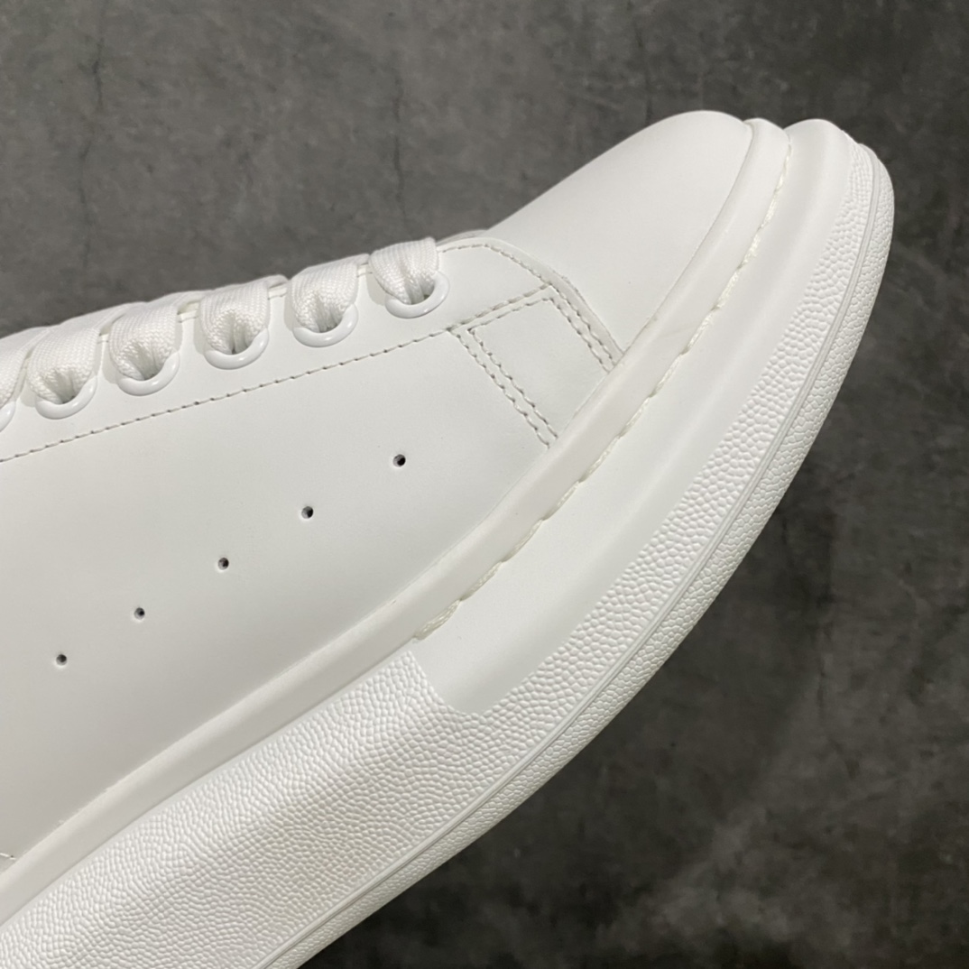 图片[6]-全市场最好的麦昆 没有之一 秒杀真正做到市场所有版本‼️ 全配色合集 核心终端放货 Alexander McQueen/亚历山大麦昆 松糕鞋厚底增高小白鞋 全新升级20几个细节 全新防伪线技术装置 吊打市面所有版本 独家引进海外专供批次 独特礼盒包装 官方同步配色 全码现货 市场最高版本 随意对比任何版本进口丝绸亚光原版正品 水染羊皮内里 牛皮垫脚 回弹度到位 耐磨又舒适 鞋底厚4.5cm 全套原版包装 配件齐全 官方一致 凹凸定制正品原盒包装 右脚鞋舌嵌入防伪芯片装置 外盒鞋标官方二维码扫码+防伪芯片 双重外包装超级防护 尺码：35 36 37 38 39 40 41 42 43 44-选品中心