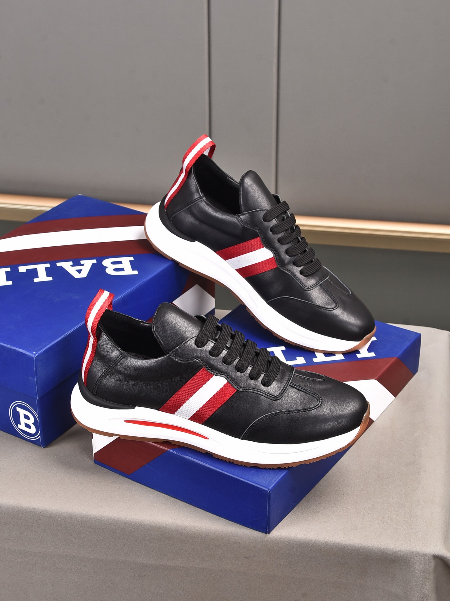 I5 💞巴利  最新休闲鞋 火爆热卖网红同款[得意]爆款 进口头层小牛皮👑透气猪里超火爆超轻防滑发泡大底🙏 亲们你还为穿着搭配鞋发愁💋那这款鞋你就是你不二的选择🎁🎁38-4445定做