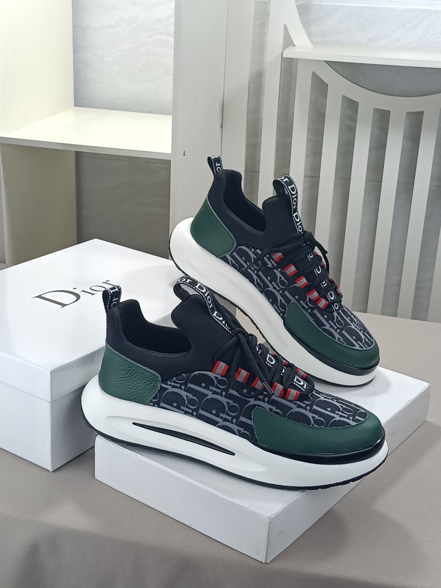I5 迪奥·Dior休闲运动风男鞋，2022年全新夏季款设计，完美做工，系带懒人款打造装柜品质，鞋面：进口头层牛皮配Dior专用材料👏👏透气网里柔软舒适，超火爆超轻TPU发泡耐磨大底、简约、百搭风时装男鞋，5⃣️色可选