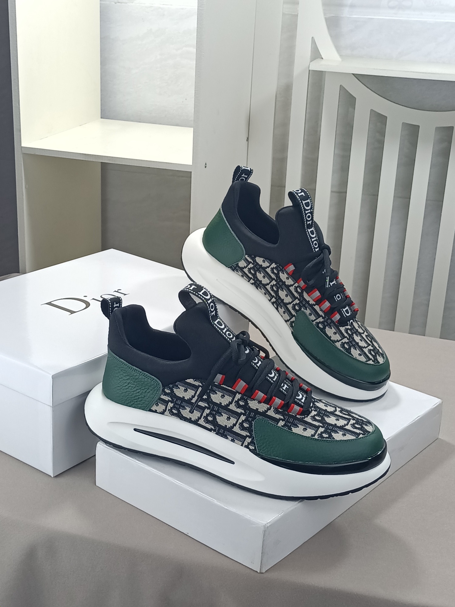 I5 迪奥·Dior休闲运动风男鞋，2022年全新夏季款设计，完美做工，系带懒人款打造装柜品质，鞋面：进口头层牛皮配Dior专用材料👏👏透气网里柔软舒适，超火爆超轻TPU发泡耐磨大底、简约、百搭风时装男鞋，5⃣️色可选