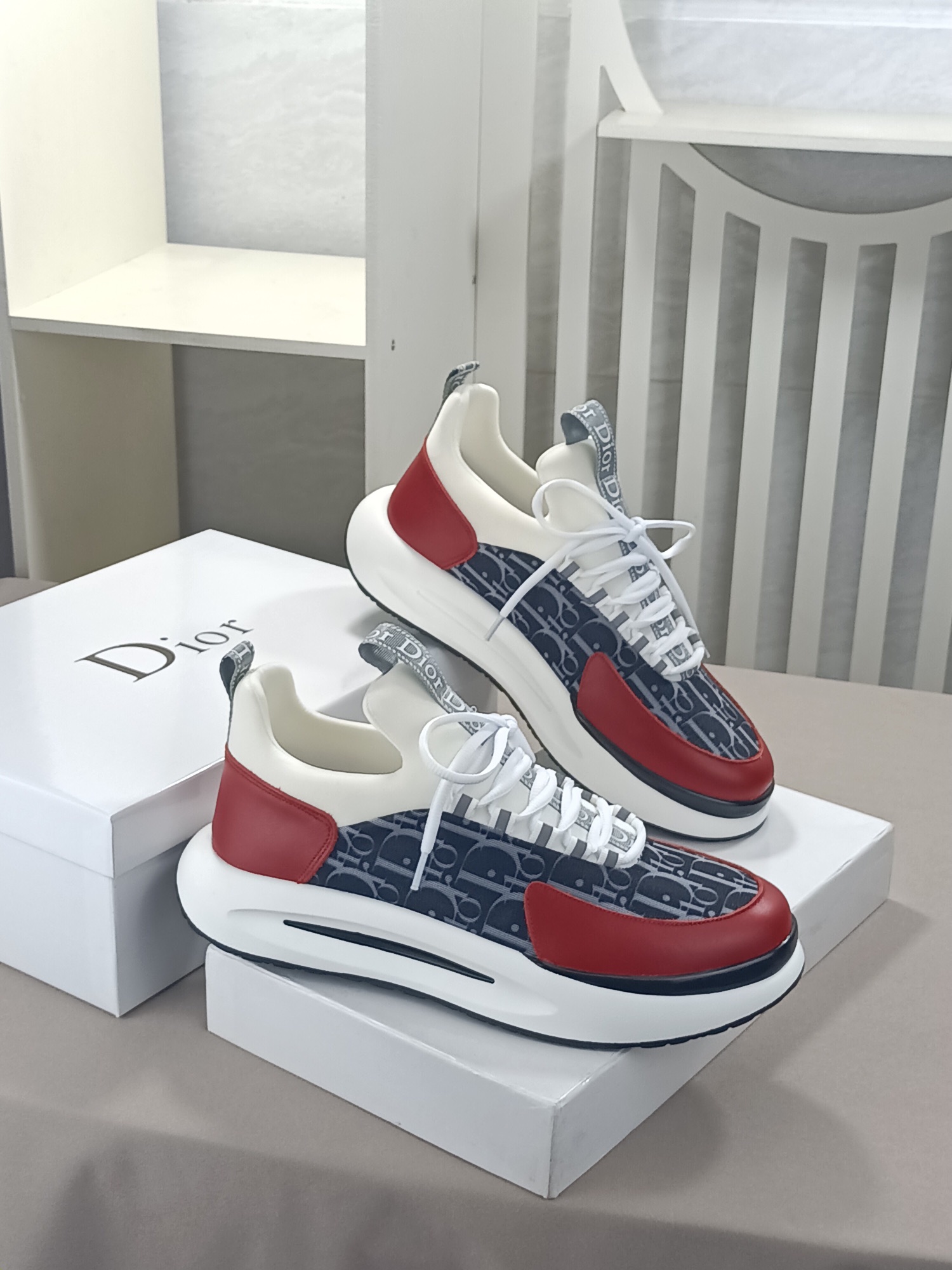 I5 迪奥·Dior休闲运动风男鞋，2022年全新夏季款设计，完美做工，系带懒人款打造装柜品质，鞋面：进口头层牛皮配Dior专用材料👏👏透气网里柔软舒适，超火爆超轻TPU发泡耐磨大底、简约、百搭风时装男鞋，5⃣️色可选
