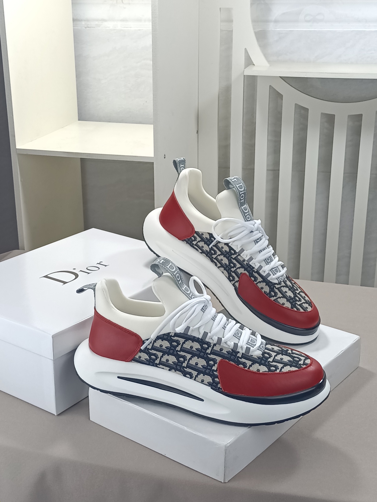I5 迪奥·Dior休闲运动风男鞋，2022年全新夏季款设计，完美做工，系带懒人款打造装柜品质，鞋面：进口头层牛皮配Dior专用材料👏👏透气网里柔软舒适，超火爆超轻TPU发泡耐磨大底、简约、百搭风时装男鞋，5⃣️色可选
