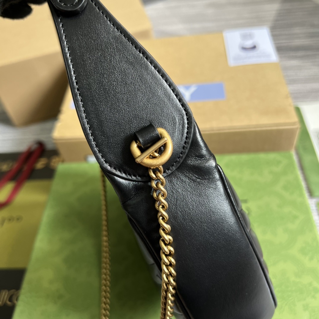 配全套专柜绿色包装这款迷你手袋采用新月形轮廓和质感十足的黑色皮革材质散发出浓郁的复古格调复古元素糅合典藏