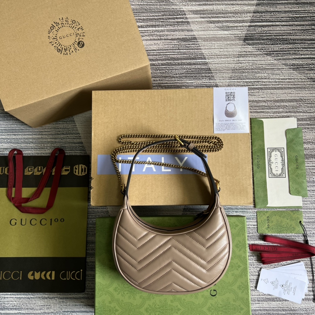 配全套专柜绿色包装这款迷你手袋采用新月形轮廓和质感十足的黑色皮革材质散发出浓郁的复古格调复古元素糅合典藏