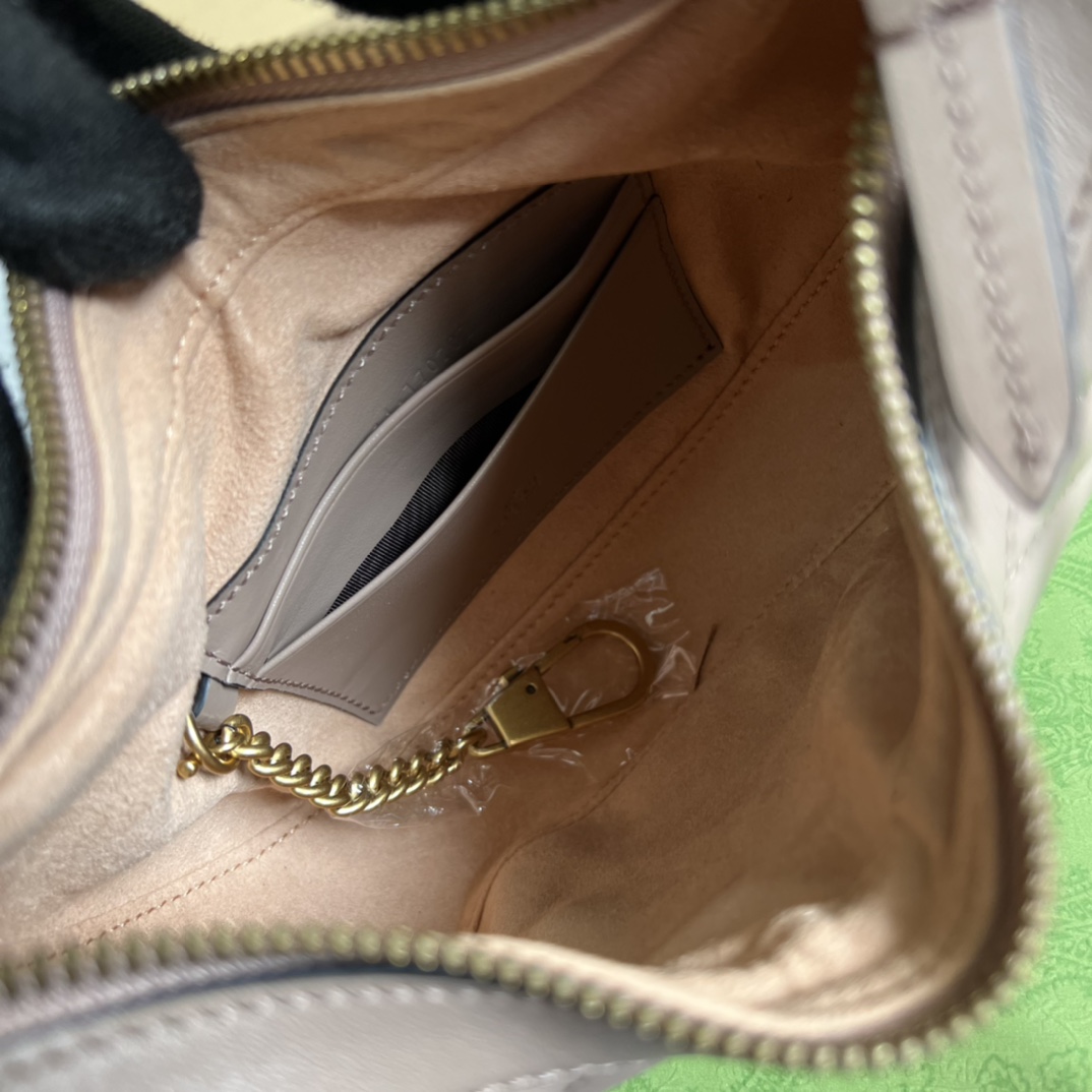 配全套专柜绿色包装这款迷你手袋采用新月形轮廓和质感十足的黑色皮革材质散发出浓郁的复古格调复古元素糅合典藏