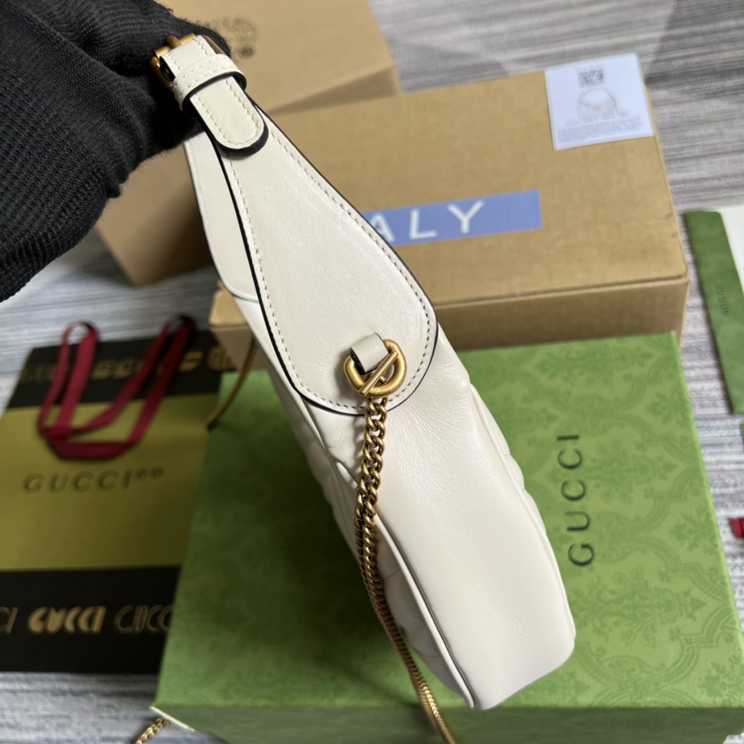 配全套专柜绿色包装这款迷你手袋采用新月形轮廓和质感十足的黑色皮革材质散发出浓郁的复古格调复古元素糅合典藏