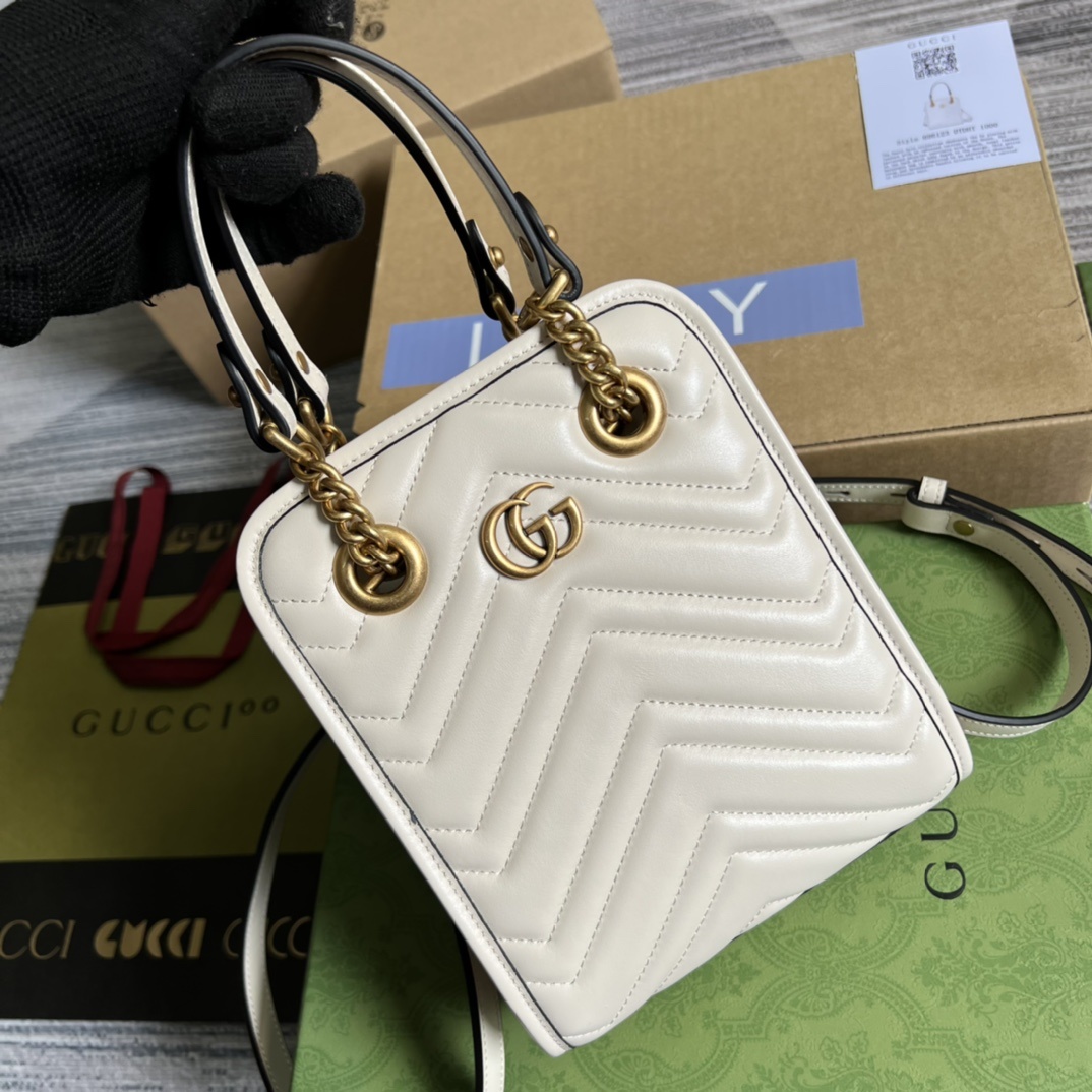 配全套专柜绿色包装️这款迷你手袋采用新链条包轮廓和质感十足的黑色皮革材质散发出浓郁的复古格调复古元素糅合
