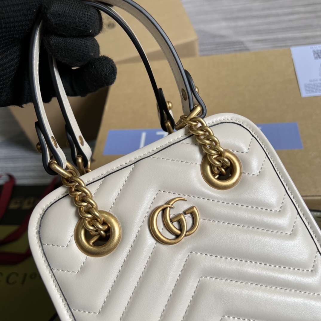 配全套专柜绿色包装️这款迷你手袋采用新链条包轮廓和质感十足的黑色皮革材质散发出浓郁的复古格调复古元素糅合