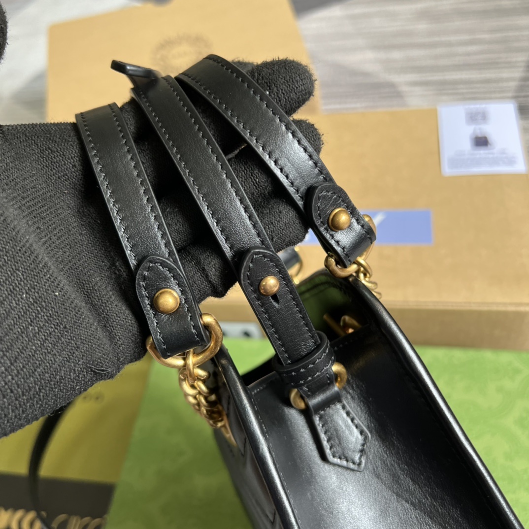 配全套专柜绿色包装️这款迷你手袋采用新链条包轮廓和质感十足的黑色皮革材质散发出浓郁的复古格调复古元素糅合