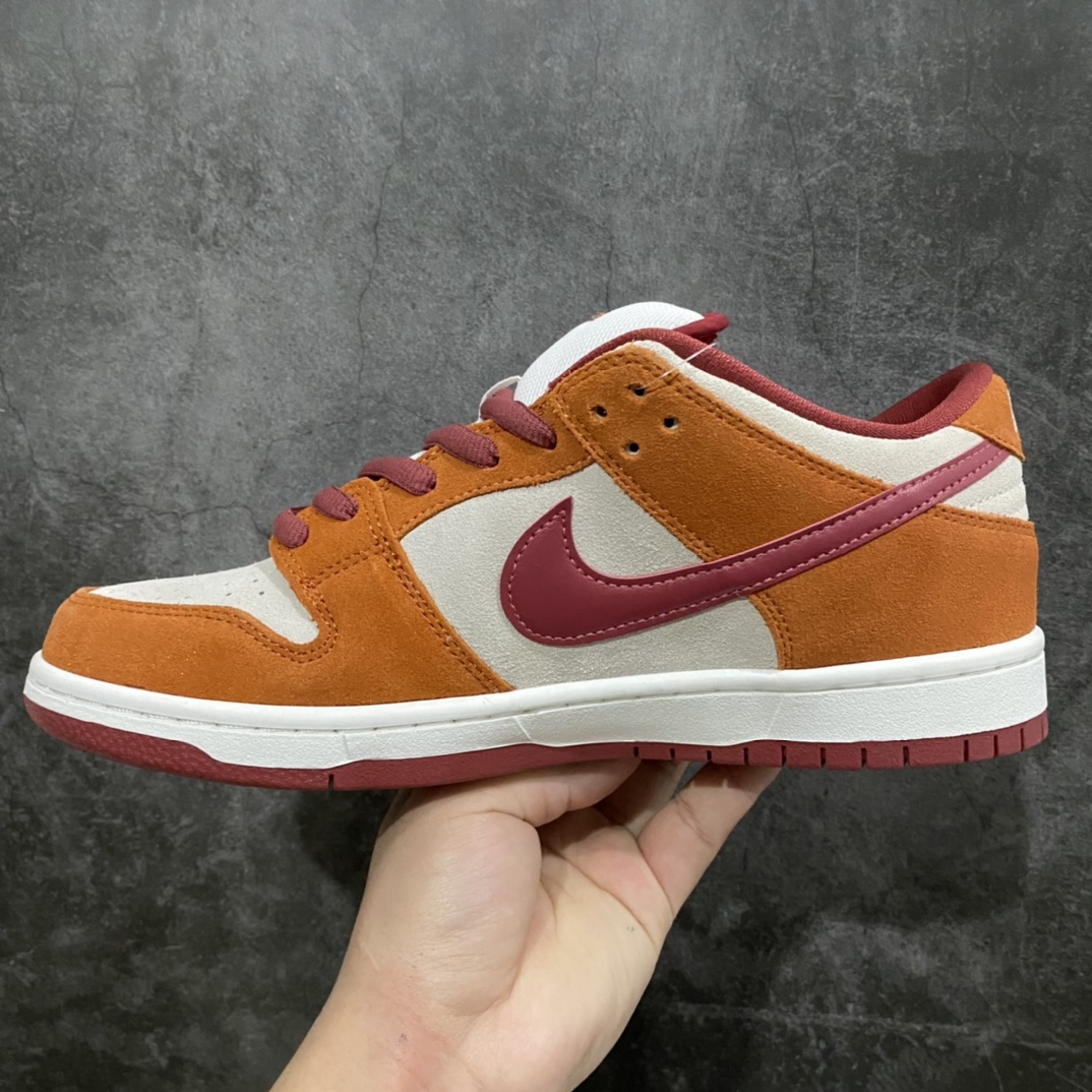 图片[2]-L版Dunk SB棕色红勾BQ6817-202 独家原厂航空铝磨具打磨大底 鞋头坡度极致还原 原盒原配 圈内天花板工艺 原厂冲刀 超高清洁度 全鞋零毛边皮料切割 全套原楦原模倾力打造完美版型 采用原厂百宏鞋带以及原厂百宏织唛舌标 内标可供原厂几率过验 原厂中底布黄色点胶 原厂中底布拉帮走线遵循公司‼️ 尺码：36 36.5 37.5 38 38.5 39 40 40.5 41 42 42.5 43 44 44.5 45 46 47.5-选品中心