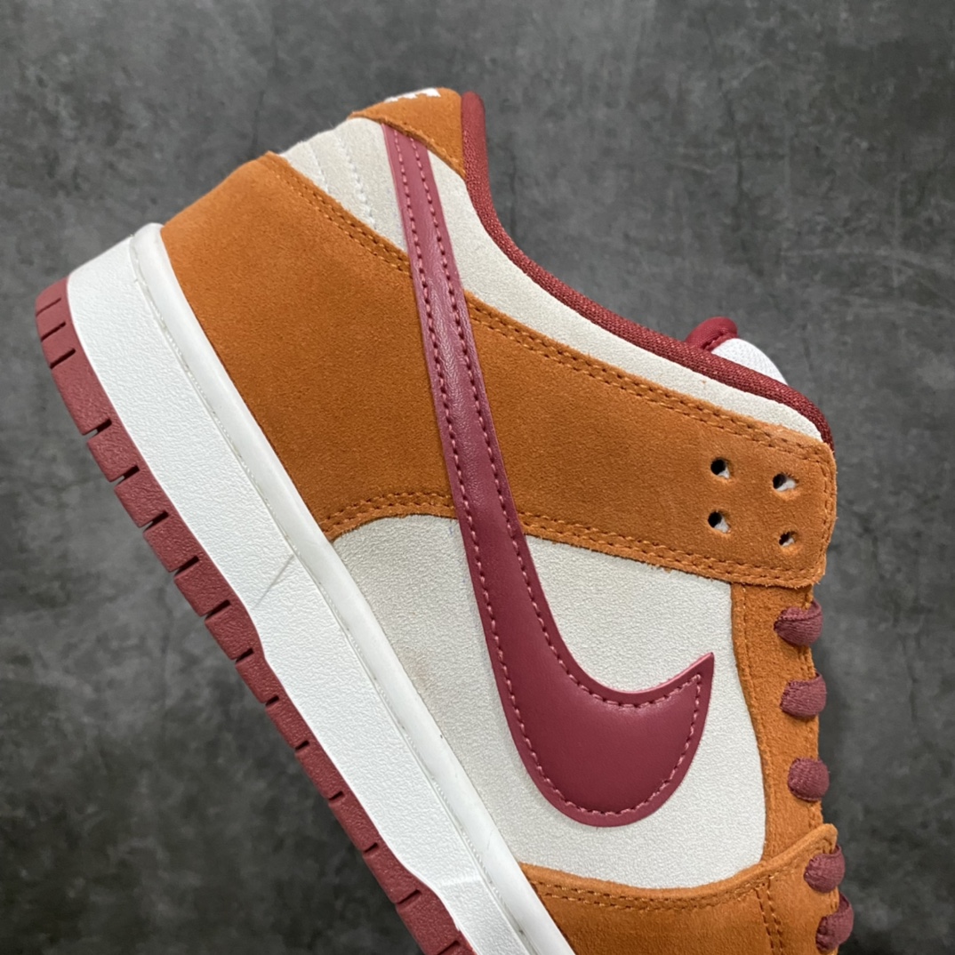 图片[7]-L版Dunk SB棕色红勾BQ6817-202 独家原厂航空铝磨具打磨大底 鞋头坡度极致还原 原盒原配 圈内天花板工艺 原厂冲刀 超高清洁度 全鞋零毛边皮料切割 全套原楦原模倾力打造完美版型 采用原厂百宏鞋带以及原厂百宏织唛舌标 内标可供原厂几率过验 原厂中底布黄色点胶 原厂中底布拉帮走线遵循公司‼️ 尺码：36 36.5 37.5 38 38.5 39 40 40.5 41 42 42.5 43 44 44.5 45 46 47.5-选品中心