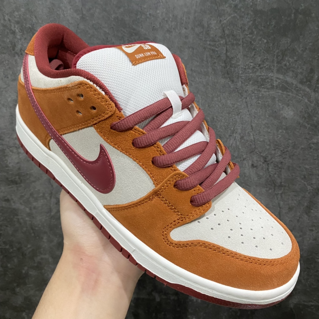 图片[4]-L版Dunk SB棕色红勾BQ6817-202 独家原厂航空铝磨具打磨大底 鞋头坡度极致还原 原盒原配 圈内天花板工艺 原厂冲刀 超高清洁度 全鞋零毛边皮料切割 全套原楦原模倾力打造完美版型 采用原厂百宏鞋带以及原厂百宏织唛舌标 内标可供原厂几率过验 原厂中底布黄色点胶 原厂中底布拉帮走线遵循公司‼️ 尺码：36 36.5 37.5 38 38.5 39 40 40.5 41 42 42.5 43 44 44.5 45 46 47.5-选品中心