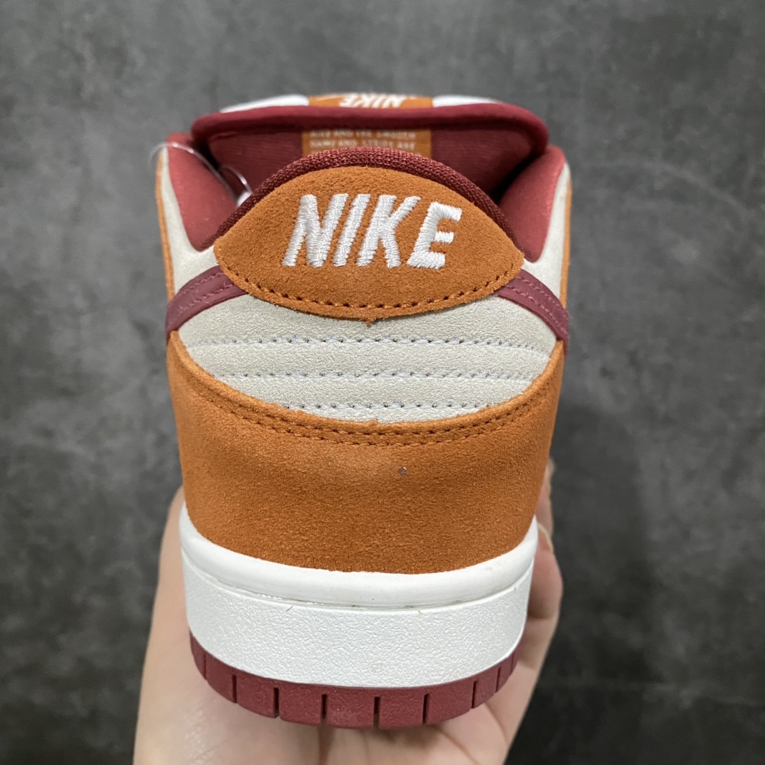 图片[3]-L版Dunk SB棕色红勾BQ6817-202 独家原厂航空铝磨具打磨大底 鞋头坡度极致还原 原盒原配 圈内天花板工艺 原厂冲刀 超高清洁度 全鞋零毛边皮料切割 全套原楦原模倾力打造完美版型 采用原厂百宏鞋带以及原厂百宏织唛舌标 内标可供原厂几率过验 原厂中底布黄色点胶 原厂中底布拉帮走线遵循公司‼️ 尺码：36 36.5 37.5 38 38.5 39 40 40.5 41 42 42.5 43 44 44.5 45 46 47.5-选品中心