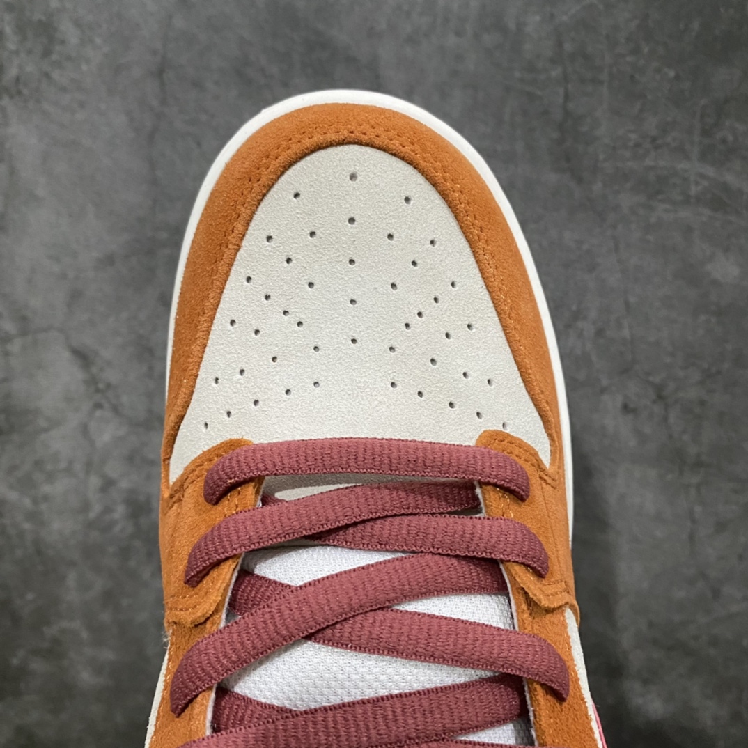 图片[5]-L版Dunk SB棕色红勾BQ6817-202 独家原厂航空铝磨具打磨大底 鞋头坡度极致还原 原盒原配 圈内天花板工艺 原厂冲刀 超高清洁度 全鞋零毛边皮料切割 全套原楦原模倾力打造完美版型 采用原厂百宏鞋带以及原厂百宏织唛舌标 内标可供原厂几率过验 原厂中底布黄色点胶 原厂中底布拉帮走线遵循公司‼️ 尺码：36 36.5 37.5 38 38.5 39 40 40.5 41 42 42.5 43 44 44.5 45 46 47.5-选品中心