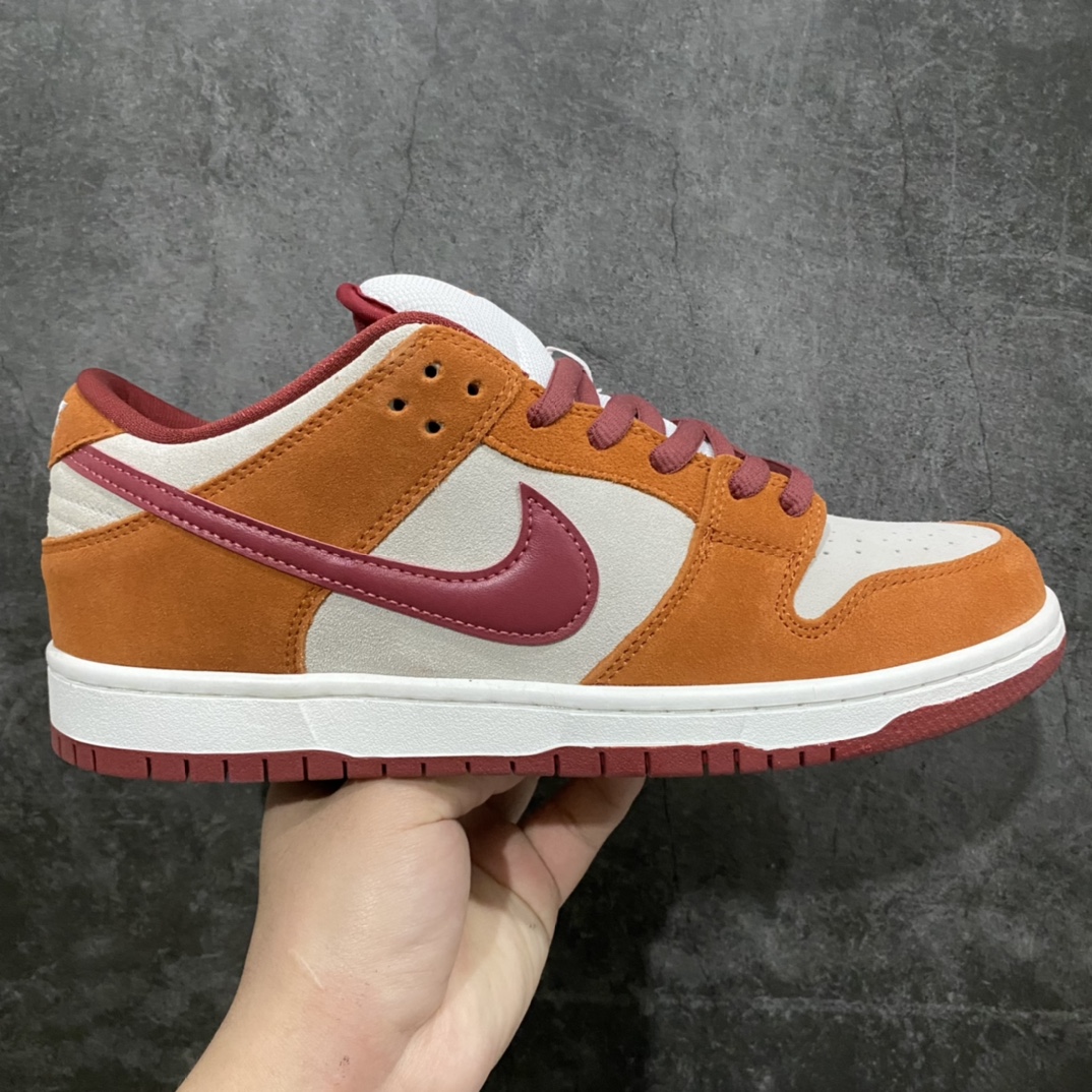 L版Dunk SB棕色红勾BQ6817-202 独家原厂航空铝磨具打磨大底 鞋头坡度极致还原 原盒原配 圈内天花板工艺 原厂冲刀 超高清洁度 全鞋零毛边皮料切割 全套原楦原模倾力打造完美版型 采用原厂百宏鞋带以及原厂百宏织唛舌标 内标可供原厂几率过验 原厂中底布黄色点胶 原厂中底布拉帮走线遵循公司‼️ 尺码:36 36.5 37.5 38 38.5 39 40 40.5 41 42 42.5 43 44 44.5 45 46 47.5-选品中心