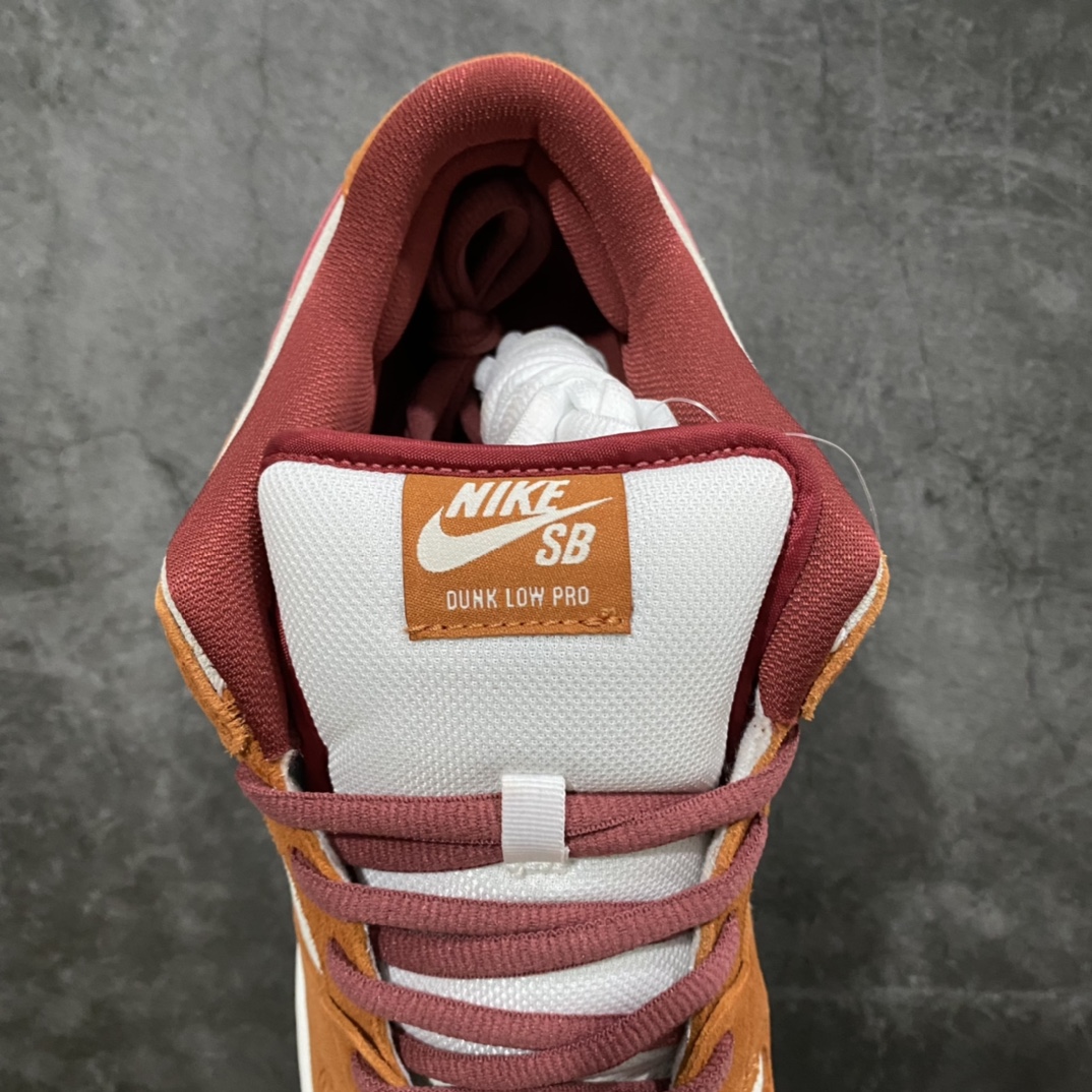 图片[8]-L版Dunk SB棕色红勾BQ6817-202 独家原厂航空铝磨具打磨大底 鞋头坡度极致还原 原盒原配 圈内天花板工艺 原厂冲刀 超高清洁度 全鞋零毛边皮料切割 全套原楦原模倾力打造完美版型 采用原厂百宏鞋带以及原厂百宏织唛舌标 内标可供原厂几率过验 原厂中底布黄色点胶 原厂中底布拉帮走线遵循公司‼️ 尺码：36 36.5 37.5 38 38.5 39 40 40.5 41 42 42.5 43 44 44.5 45 46 47.5-选品中心