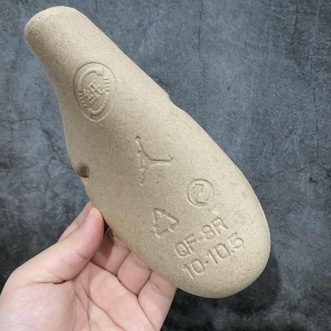 图片[5]-中底刷胶走线看懂的大神就知道货品，重针处有交叉针，皮料勾子飞翼做工自己感受一下，配件鞋带包装大小也是1：1定制，原厂织唛标 原厂钢印 鞋盒外标有凹凸感 细节吊打市场各位伪纯原   莞产纯原AJ1黑曜石全码补货 除了LJR外 此版本我见过最好的版本 全鞋使用原厂皮料打造 鞋型同步原鞋 后跟完美小蛮腰弧度 电脑针车完美走线 超高清洁度 飞翼压印深度完美 找不到任何缺点的版本 零售高价必备版本 货号：555088-140 尺码：40.5-47.5-选品中心