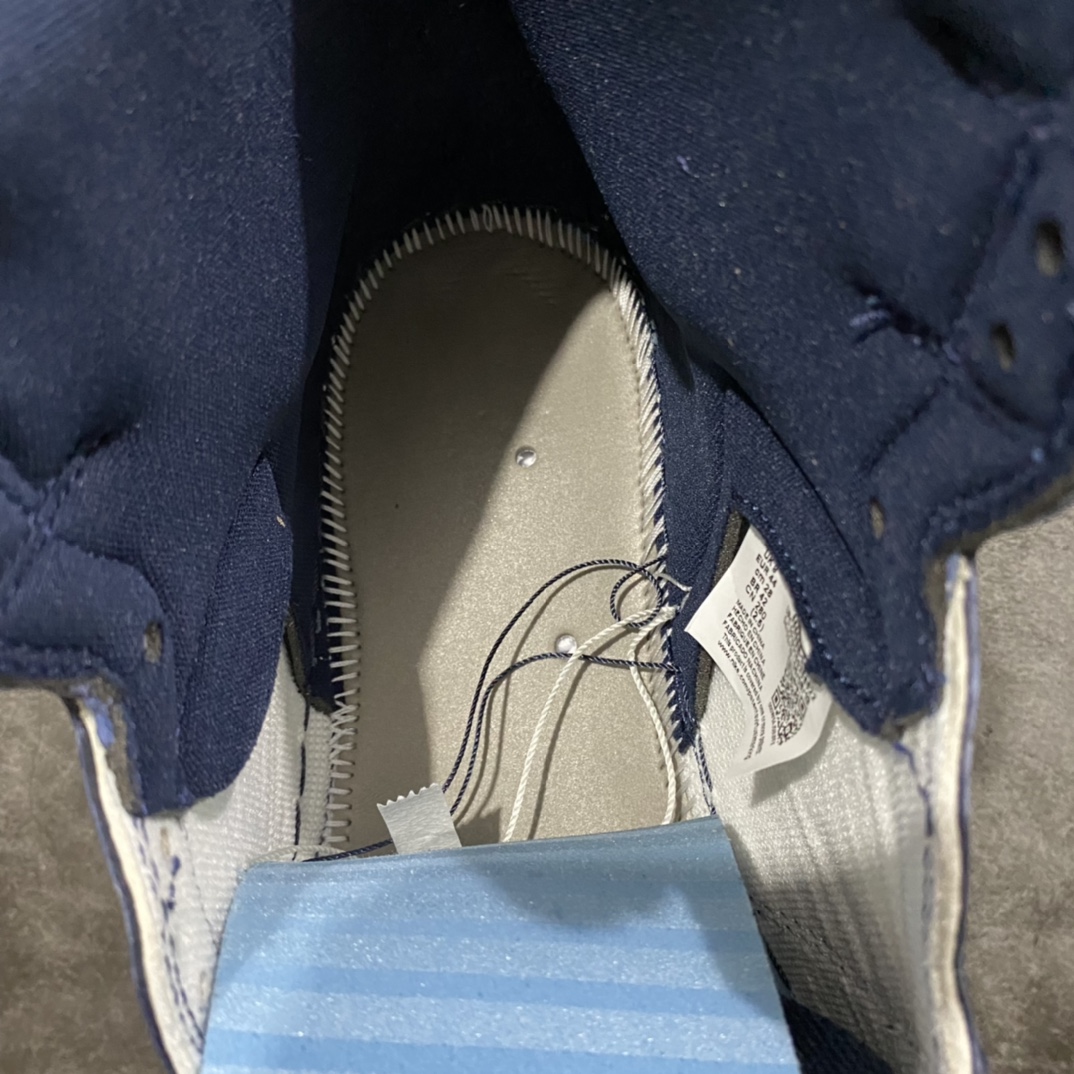 中底刷胶走线看懂的大神就知道货品,重针处有交叉针,皮料勾子飞翼做工自己感受一下,配件鞋带包装大小也是1:1定制,原厂织唛标 原厂钢印 鞋盒外标有凹凸感 细节吊打市场各位伪纯原   莞产纯原AJ1黑曜石全码补货 除了LJR外 此版本我见过最好的版本 全鞋使用原厂皮料打造 鞋型同步原鞋 后跟完美小蛮腰弧度 电脑针车完美走线 超高清洁度 飞翼压印深度完美 找不到任何缺点的版本 零售高价必备版本 货号:555088-140 尺码:40.5-47.5-选品中心