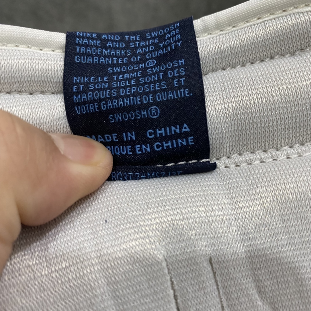 图片[7]-中底刷胶走线看懂的大神就知道货品，重针处有交叉针，皮料勾子飞翼做工自己感受一下，配件鞋带包装大小也是1：1定制，原厂织唛标 原厂钢印 鞋盒外标有凹凸感 细节吊打市场各位伪纯原   莞产纯原AJ1黑曜石全码补货 除了LJR外 此版本我见过最好的版本 全鞋使用原厂皮料打造 鞋型同步原鞋 后跟完美小蛮腰弧度 电脑针车完美走线 超高清洁度 飞翼压印深度完美 找不到任何缺点的版本 零售高价必备版本 货号：555088-140 尺码：40.5-47.5-选品中心