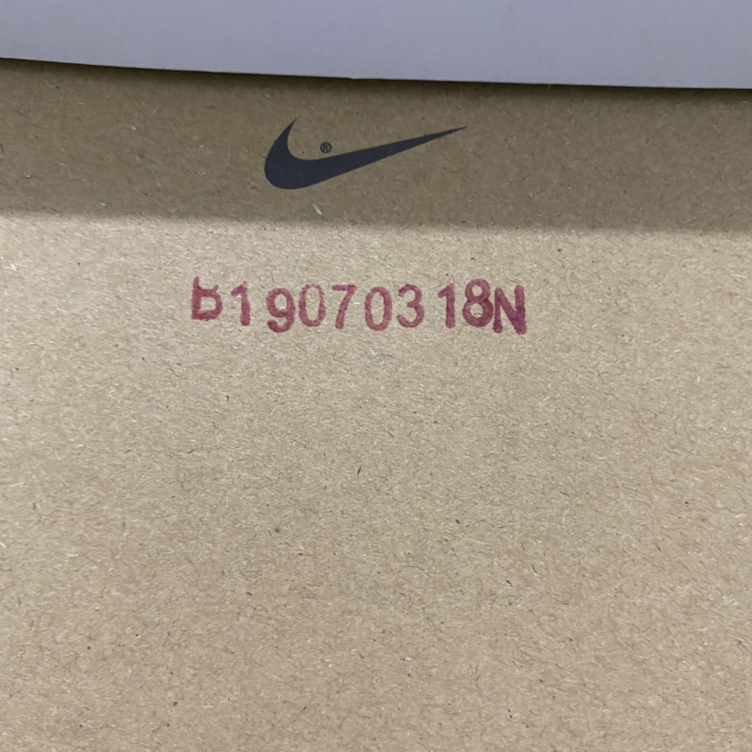 图片[8]-中底刷胶走线看懂的大神就知道货品，重针处有交叉针，皮料勾子飞翼做工自己感受一下，配件鞋带包装大小也是1：1定制，原厂织唛标 原厂钢印 鞋盒外标有凹凸感 细节吊打市场各位伪纯原   莞产纯原AJ1黑曜石全码补货 除了LJR外 此版本我见过最好的版本 全鞋使用原厂皮料打造 鞋型同步原鞋 后跟完美小蛮腰弧度 电脑针车完美走线 超高清洁度 飞翼压印深度完美 找不到任何缺点的版本 零售高价必备版本 货号：555088-140 尺码：40.5-47.5-选品中心