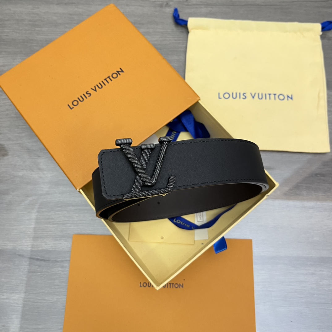 I0  Louis vuitton 路易威登 LV   皮带腰带：单面使用专柜质量、百分百头层牛皮、24k纯钢扣、送人自用首选、保证真皮 包装：请认准图片专柜包装、送打孔器 全套包装 宽度：4.0 cm 长度：国标cm-cm 不可以自行裁剪长度