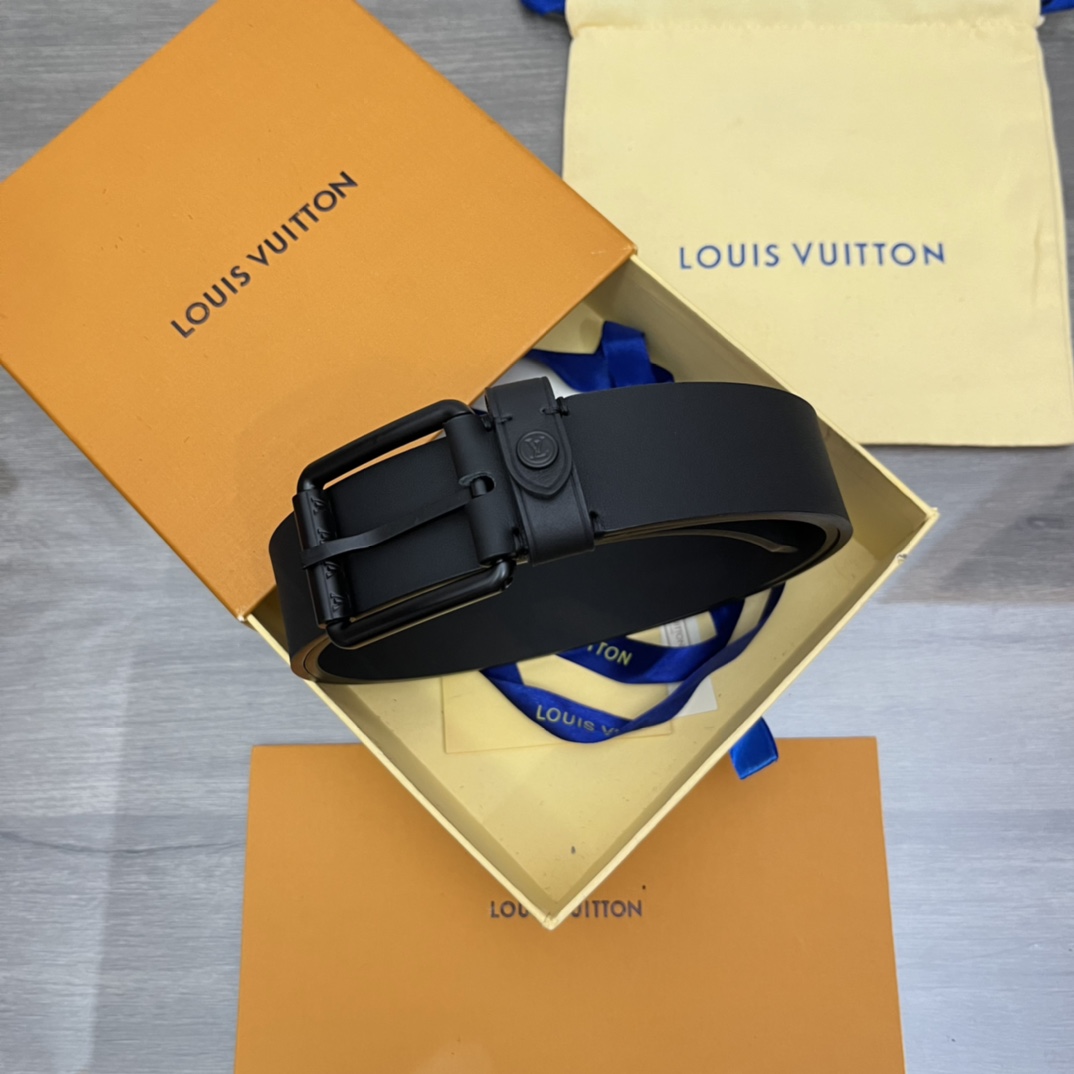 I5  Louis vuitton 路易威登 LV   皮带腰带：单面使用专柜质量、百分百头层牛皮、24k纯钢扣、送人自用首选、保证真皮 包装：请认准图片专柜包装、送打孔器 全套包装 宽度：3.5 cm 长度：国标cm-cm 不可以自行裁剪长度