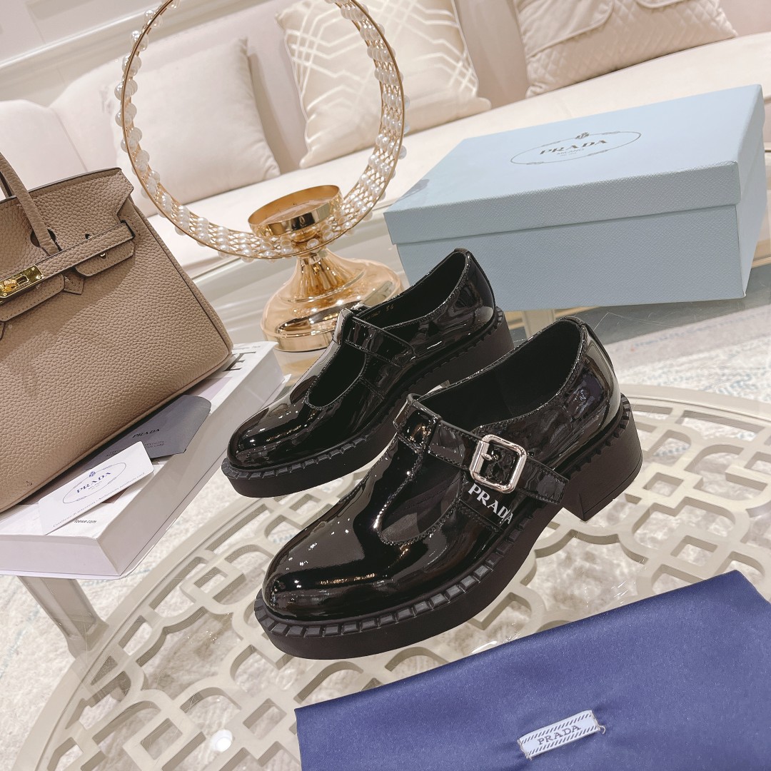 Fábrica: Versión más comprada 2022. PRADA Pasarela de Prada nuevos productos Versión hueca de mocasines, estilo logotip…