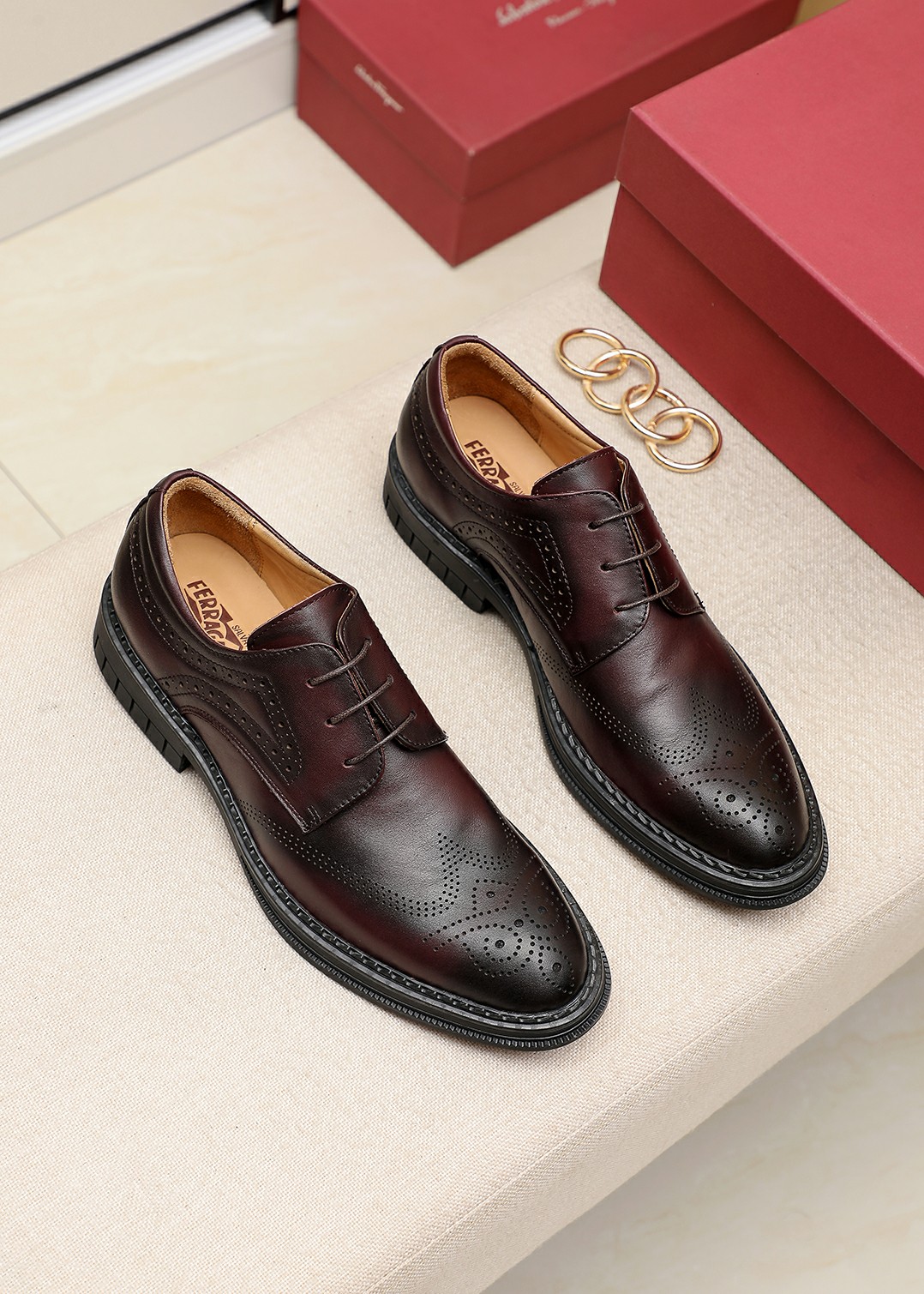 J0 菲拉格慕。经典男士皮鞋专柜官网同步，香港购入原版，一比一打造，独家开模，原版套楦，原单质量，面料采用意大利进口小牛皮经典印花进口头层牛皮里，手工订制擦色原版专用防滑耐磨底