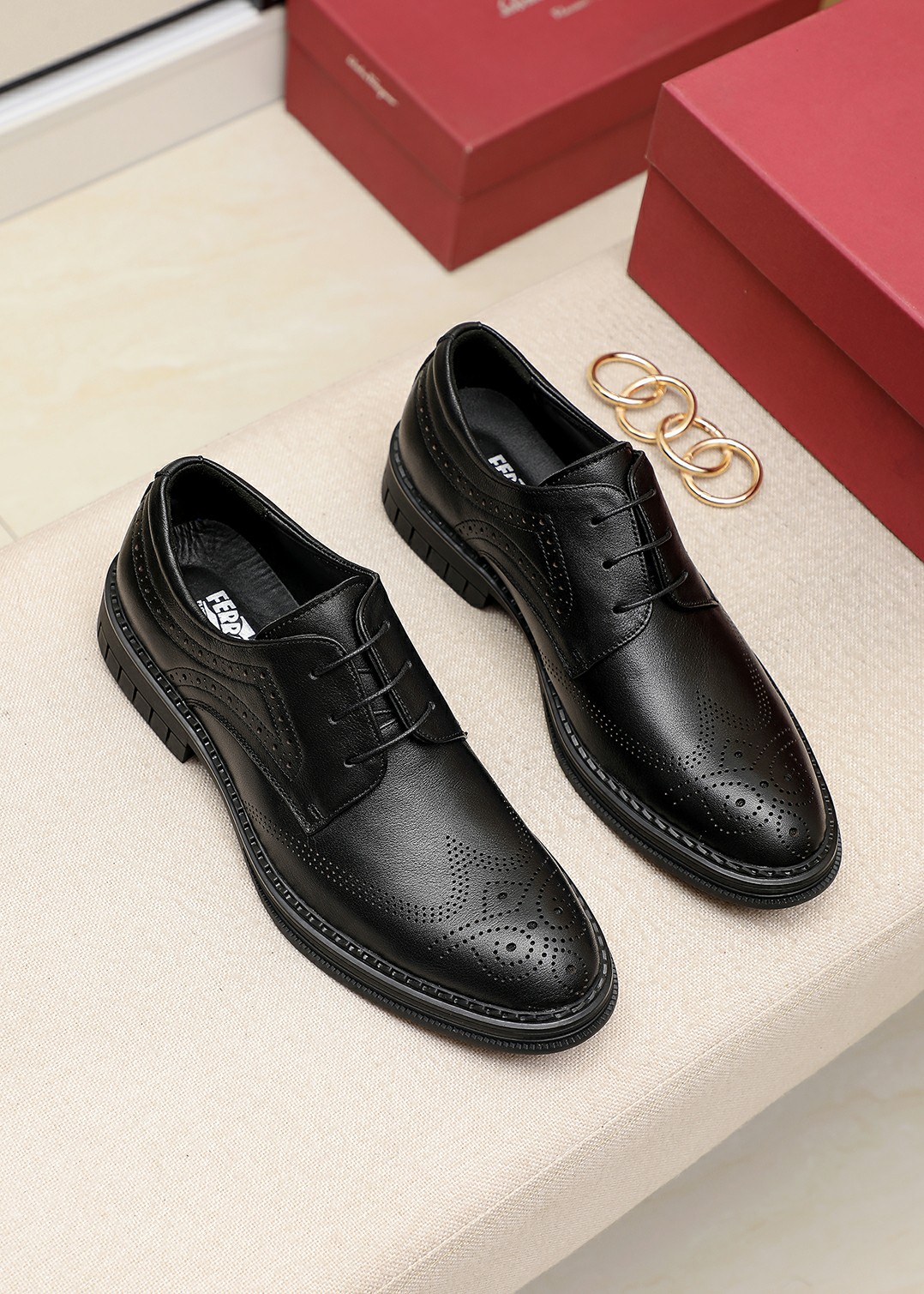 J0 菲拉格慕。经典男士皮鞋专柜官网同步，香港购入原版，一比一打造，独家开模，原版套楦，原单质量，面料采用意大利进口小牛皮经典印花进口头层牛皮里，手工订制擦色原版专用防滑耐磨底