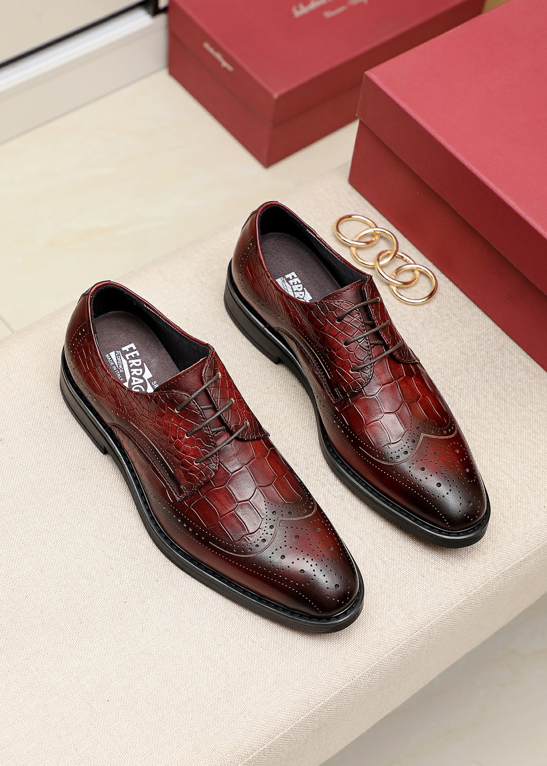 J0 菲拉格慕。经典男士皮鞋专柜官网同步，香港购入原版，一比一打造，独家开模，原版套楦，原单质量，面料采用意大利进口小牛皮经典印花进口头层牛皮里，手工订制擦色原版专用防滑耐磨底