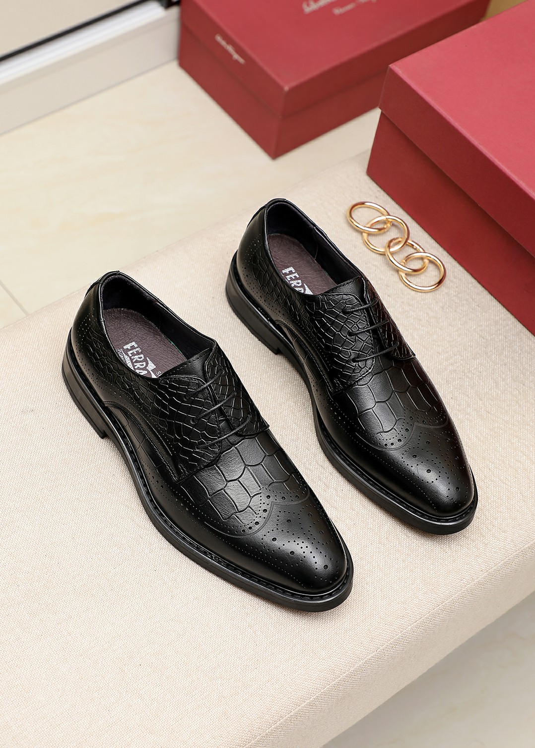 J0 菲拉格慕。经典男士皮鞋专柜官网同步，香港购入原版，一比一打造，独家开模，原版套楦，原单质量，面料采用意大利进口小牛皮经典印花进口头层牛皮里，手工订制擦色原版专用防滑耐磨底