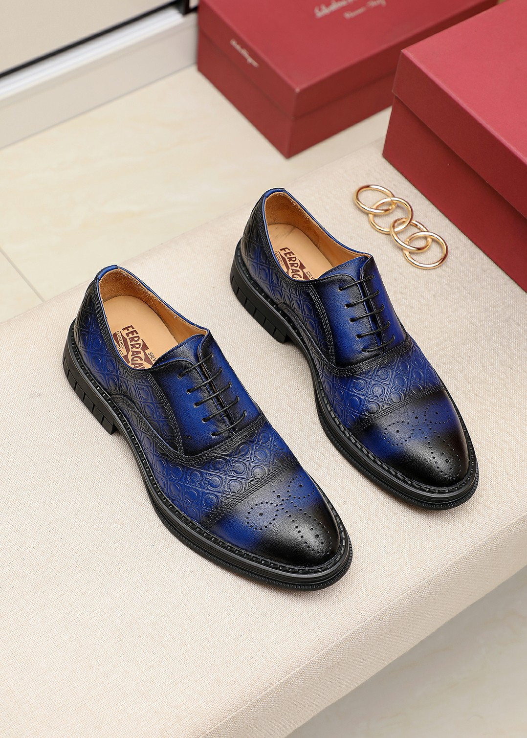 J0 菲拉格慕。经典男士皮鞋专柜官网同步，香港购入原版，一比一打造，独家开模，原版套楦，原单质量，面料采用意大利进口小牛皮经典印花进口头层牛皮里，手工订制擦色原版专用防滑耐磨底