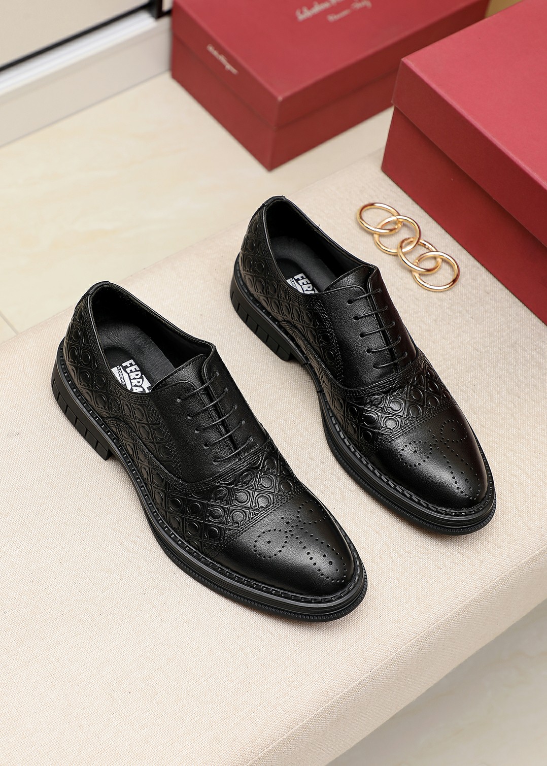 J0 菲拉格慕。经典男士皮鞋专柜官网同步，香港购入原版，一比一打造，独家开模，原版套楦，原单质量，面料采用意大利进口小牛皮经典印花进口头层牛皮里，手工订制擦色原版专用防滑耐磨底