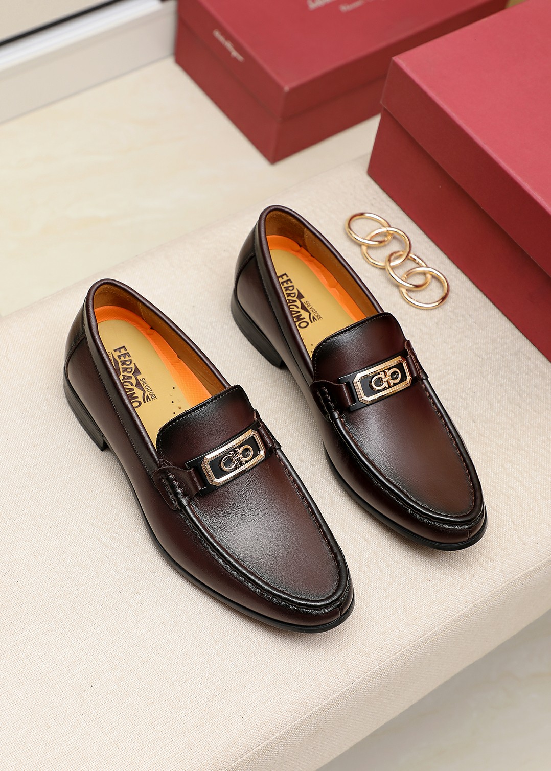 J0 菲拉格慕。经典男士皮鞋专柜官网同步，香港购入原版，一比一打造，独家开模，原版套楦，原单质量，面料采用意大利进口小牛皮经典印花进口头层牛皮里，手工订制擦色原版专用防滑耐磨底