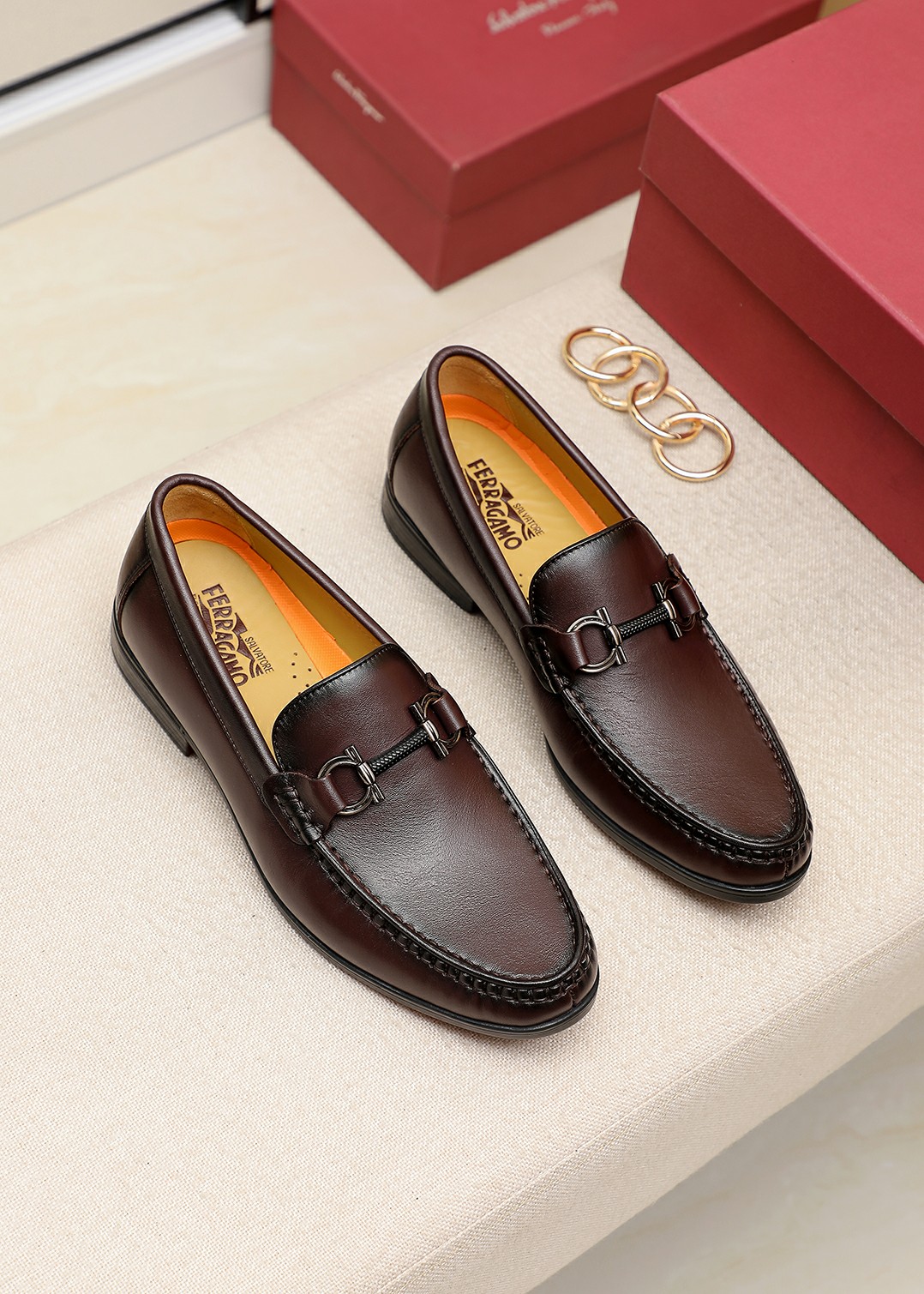 J0 菲拉格慕。经典男士皮鞋专柜官网同步，香港购入原版，一比一打造，独家开模，原版套楦，原单质量，面料采用意大利进口小牛皮经典印花进口头层牛皮里，手工订制擦色原版专用防滑耐磨底